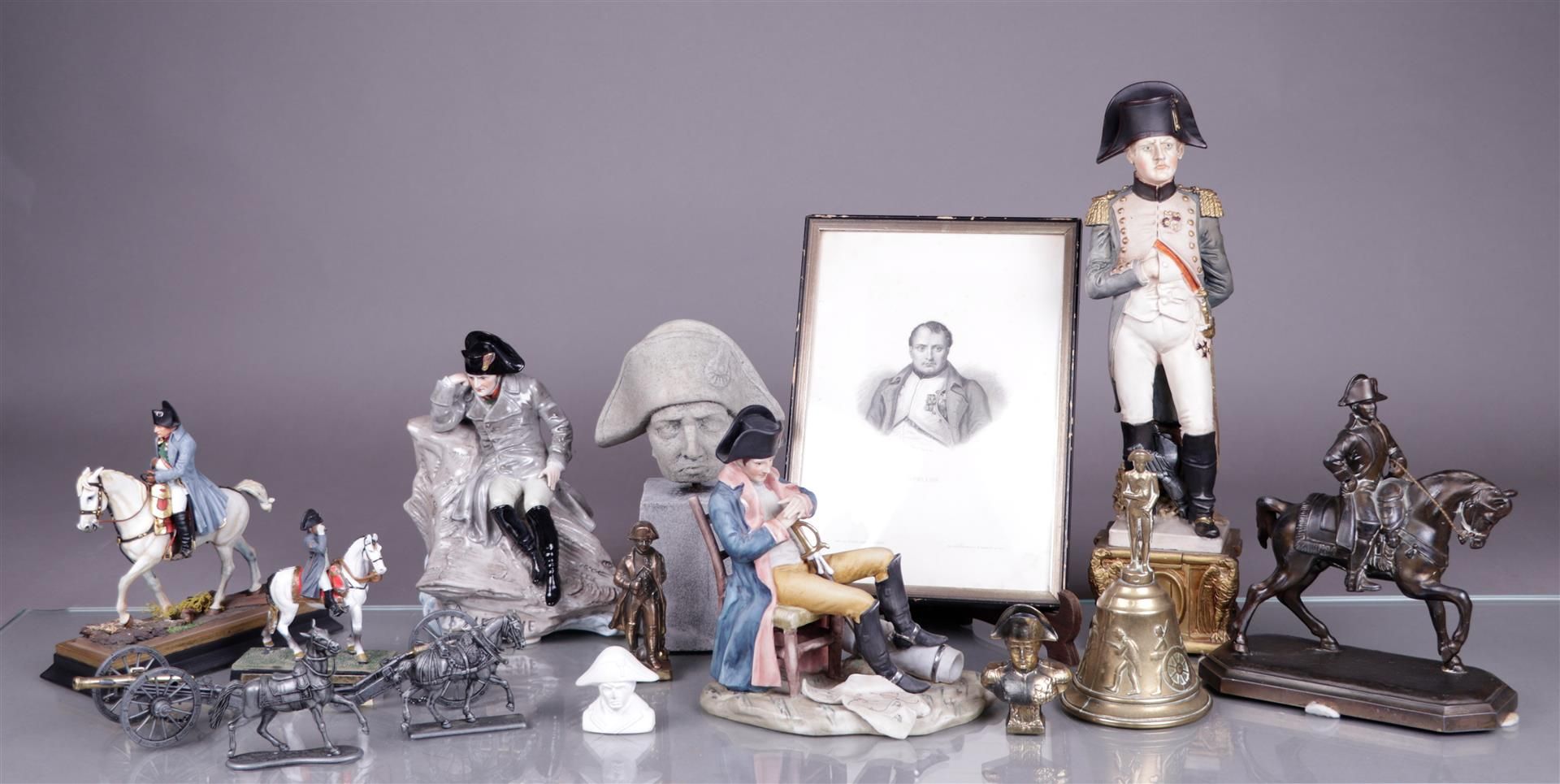 A lot with various items depicting Napoleon Bonaparte.