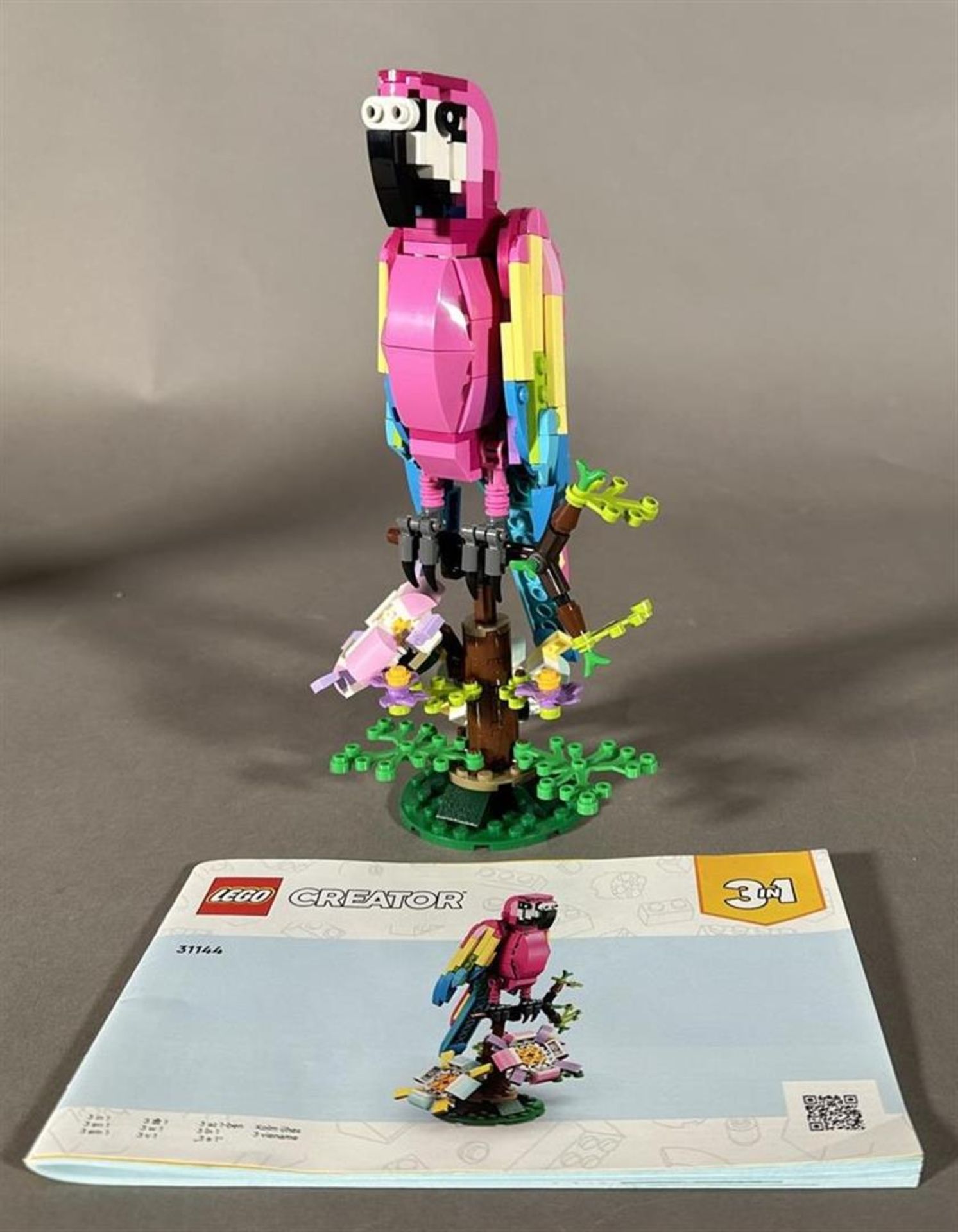 Lego creator 'blue' exotic parrot 31136; Lego creator 'pink' exotic parrot 6442319. (2x) - Image 3 of 4