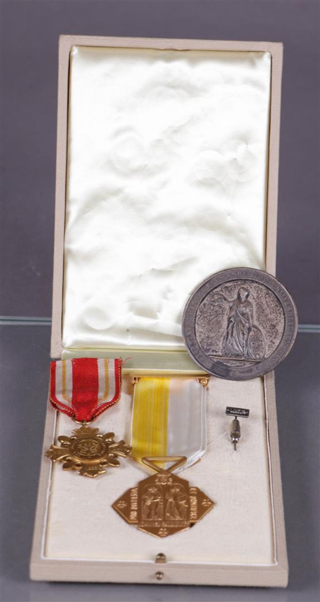 A lot consisting of, among other things, the Netherlands - Silver-plated medal "Society for Industry