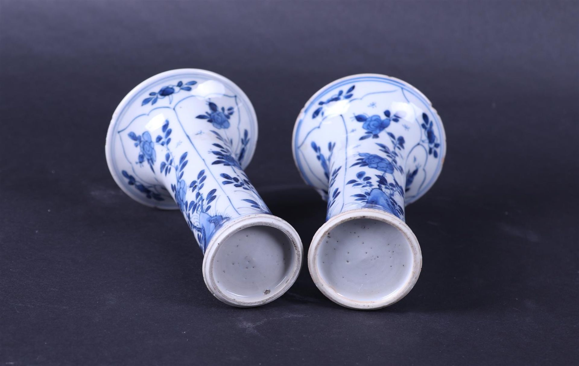 A set of two porcelain cup vases with floral decor in beds. China, Kangxi.
H. 14 cm. - Image 3 of 4