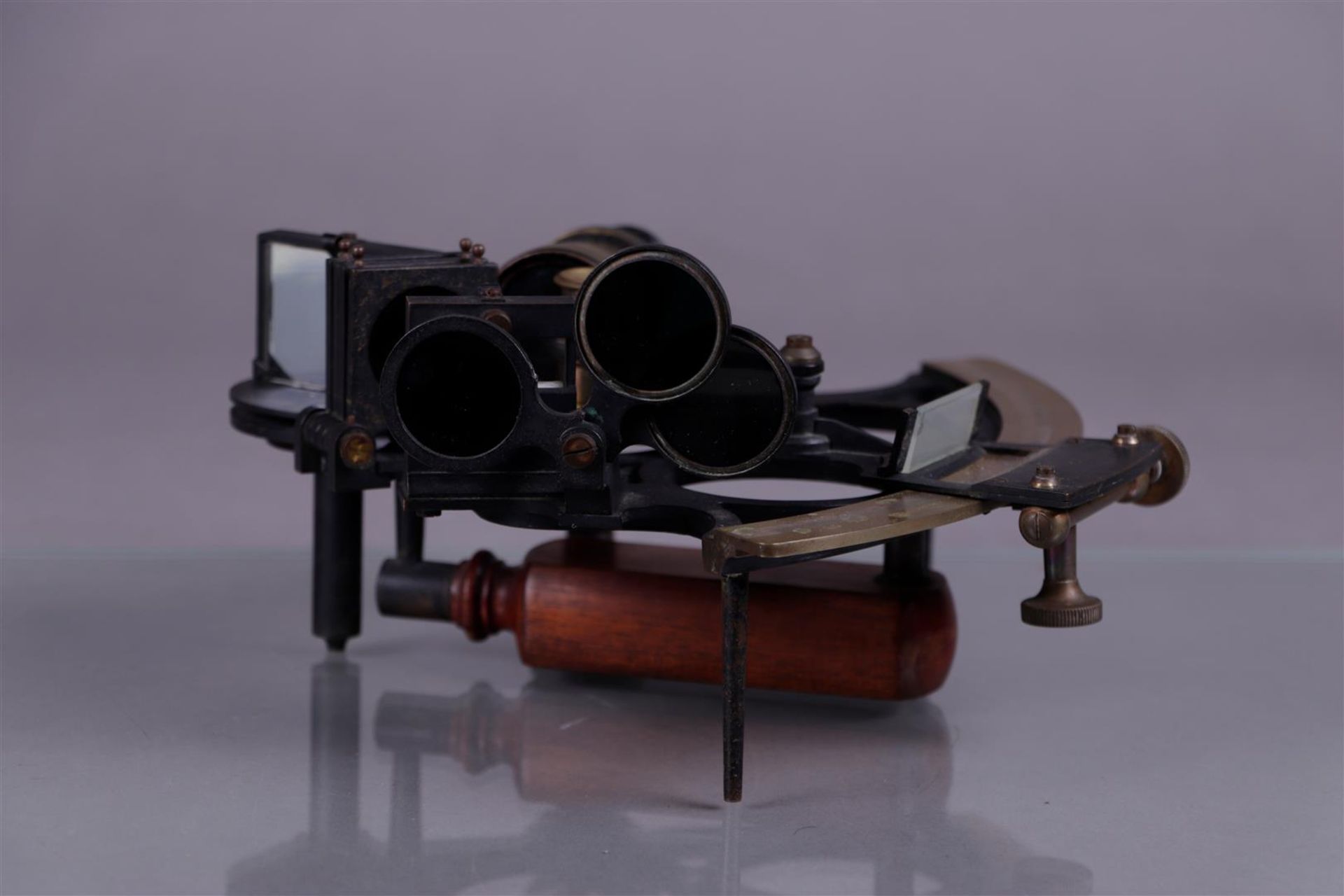 A ship's sextant in original case. Rotterdam, early 20th century.
28 x 25 cm. - Image 4 of 8