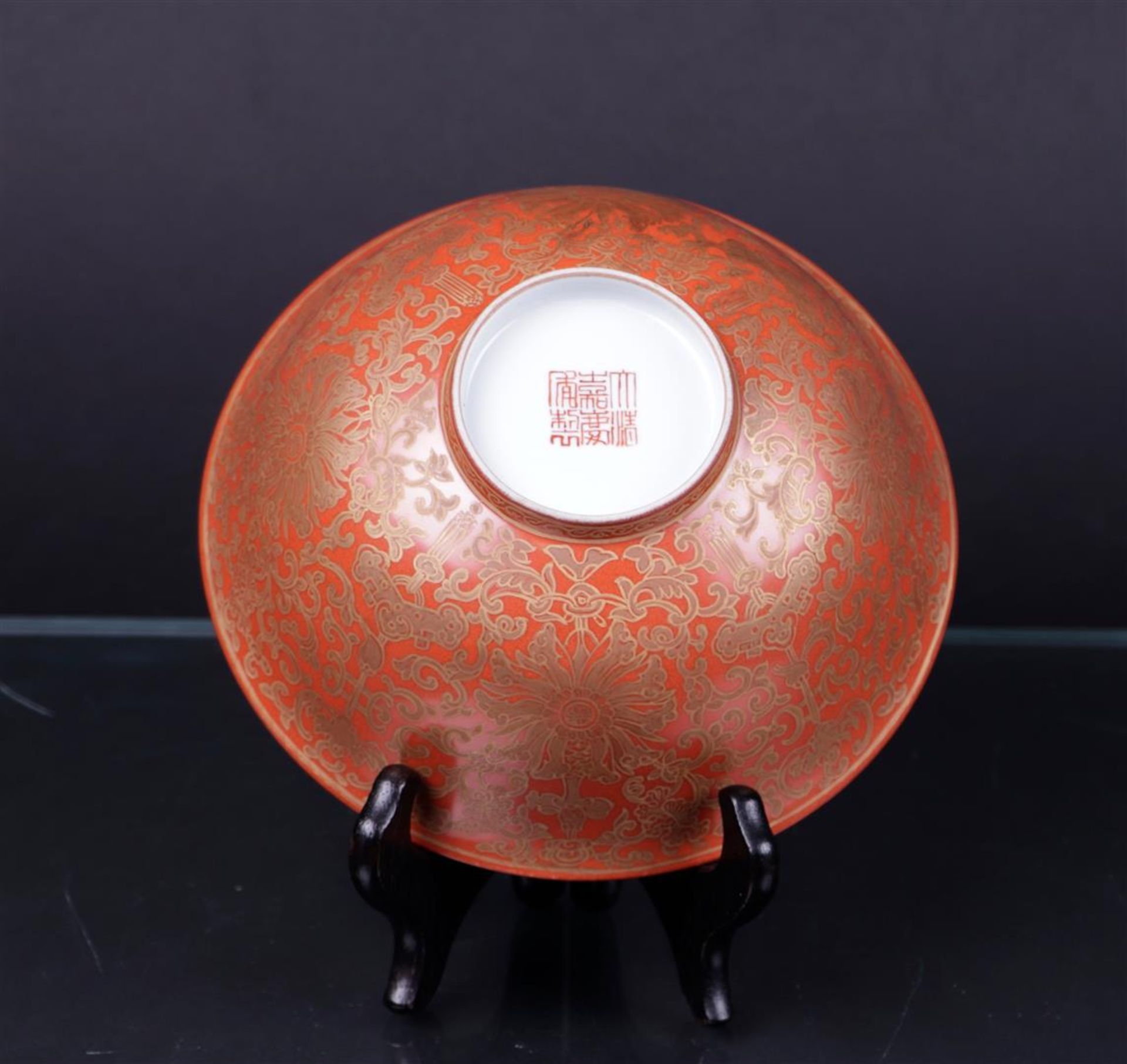 A porcelain iron red bowl, marked Daoguang. China, 19/20th century.
Diam. 16,5 cm. - Bild 3 aus 3