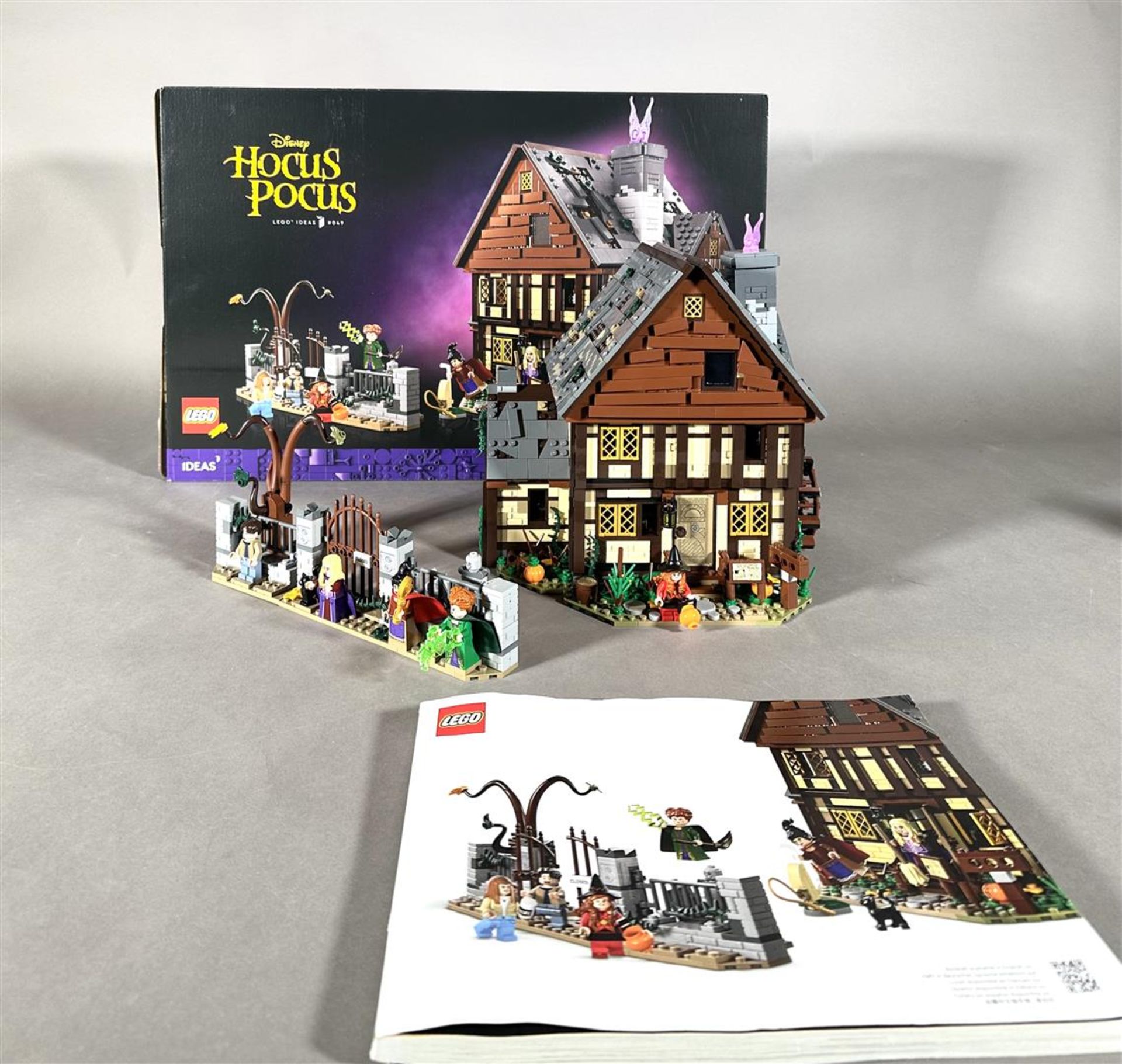 Lego Ideas. Disney Hocus Pocus: the Sanderson sisters' house Halloween Set - 21341