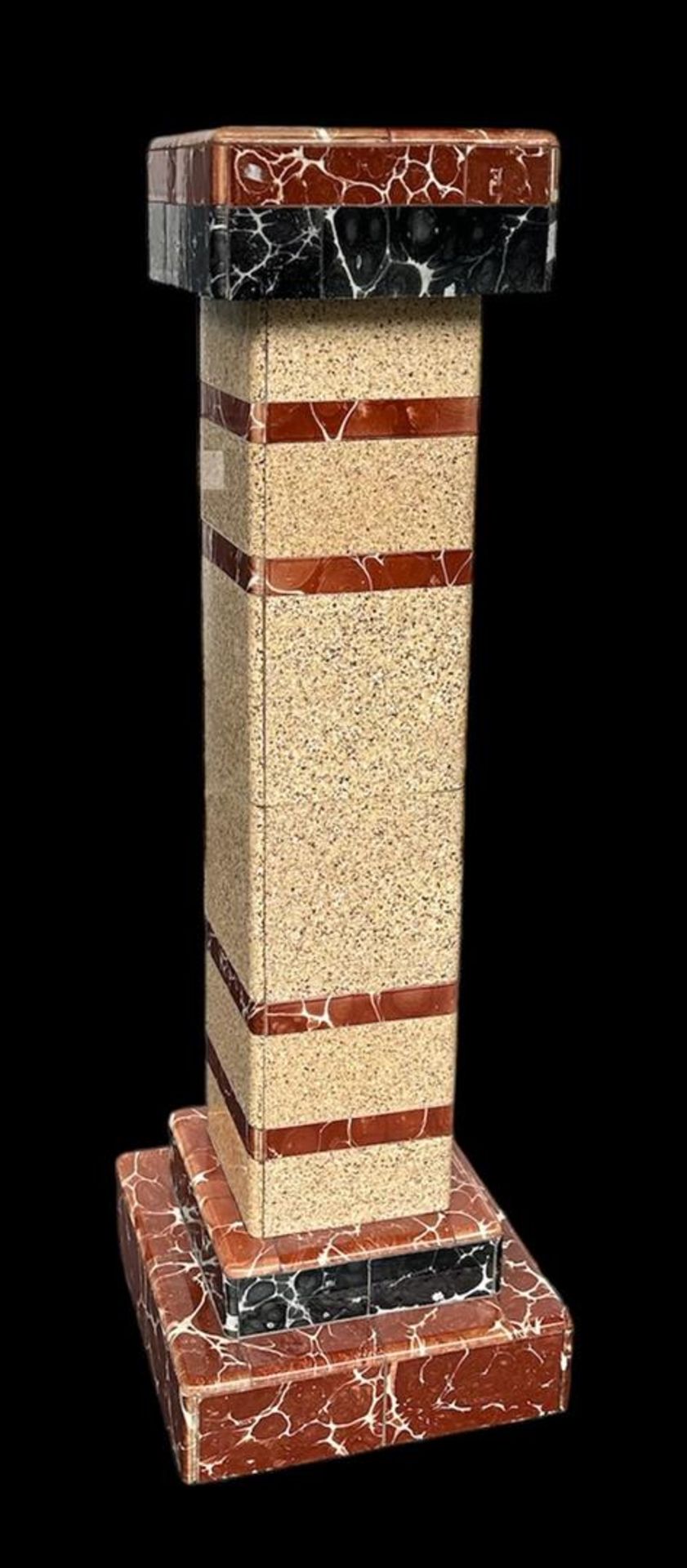 An art deco pedestal tiled with cement tiles.
H.: 97 cm.