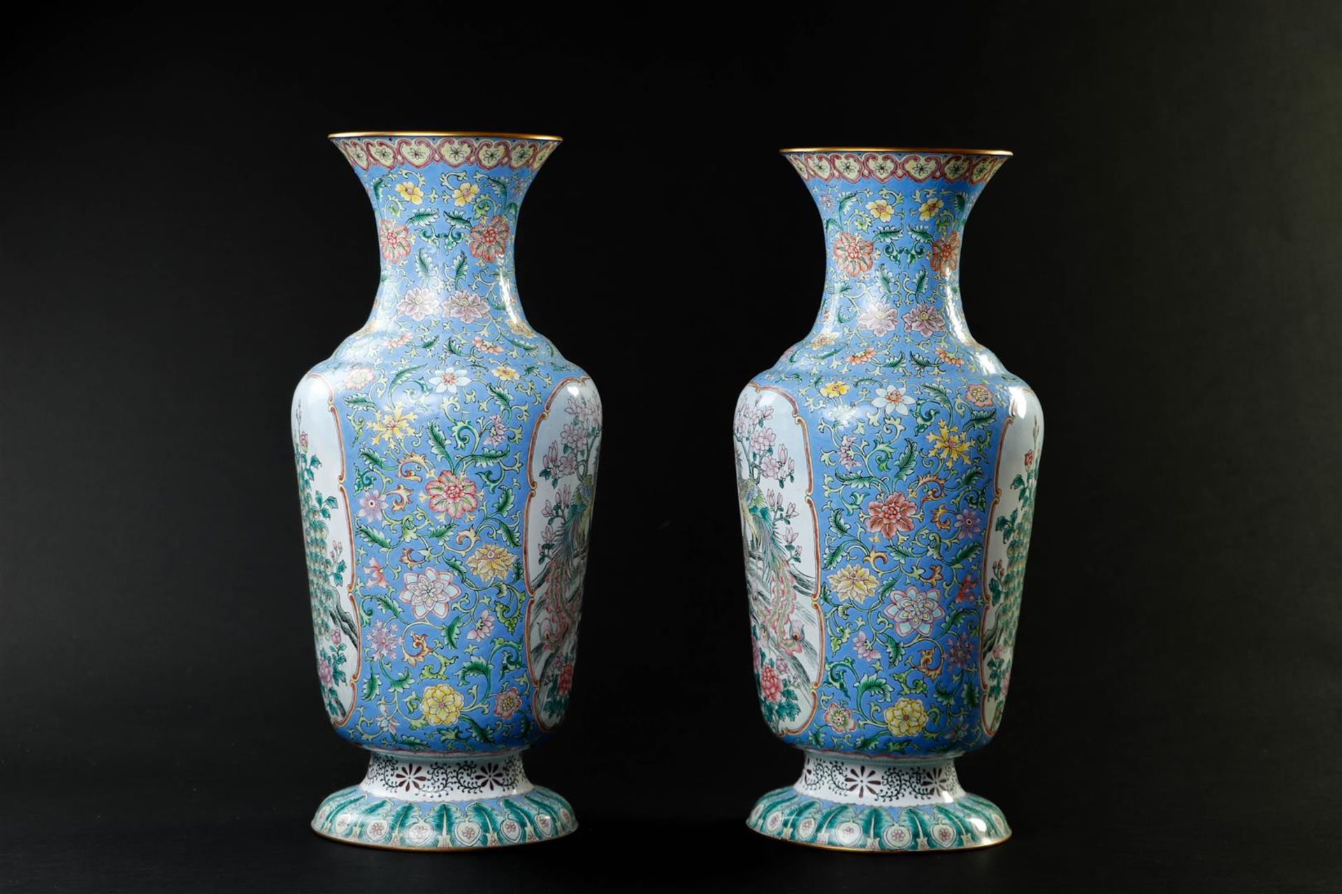 A pair of enamel famille rose vases depicting peacocks. China, 20th century.
H. 44 cm. - Image 2 of 6