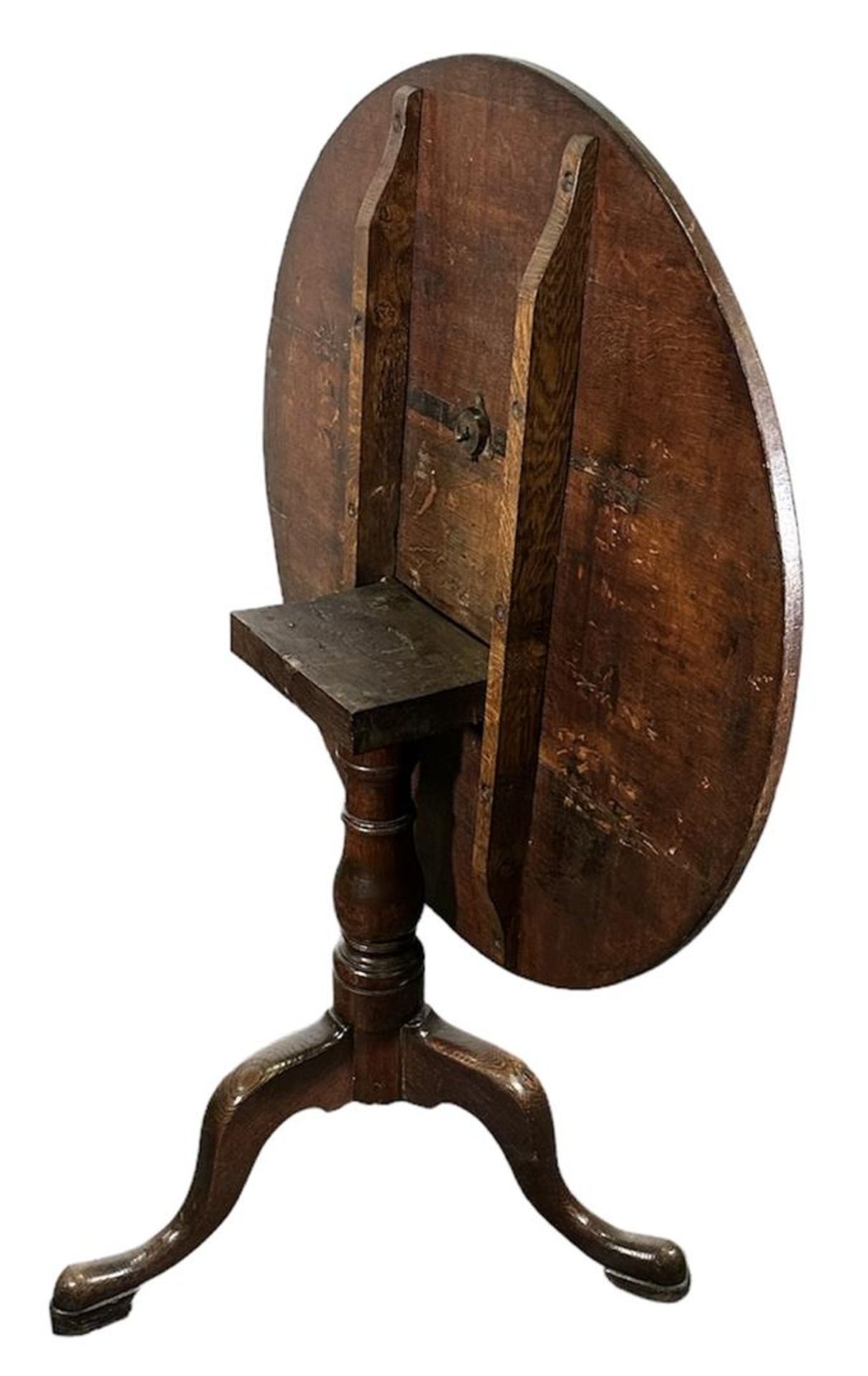 An oak 'occasional' table with a round top on three legs. England, first half of the 19th century. - Image 2 of 2