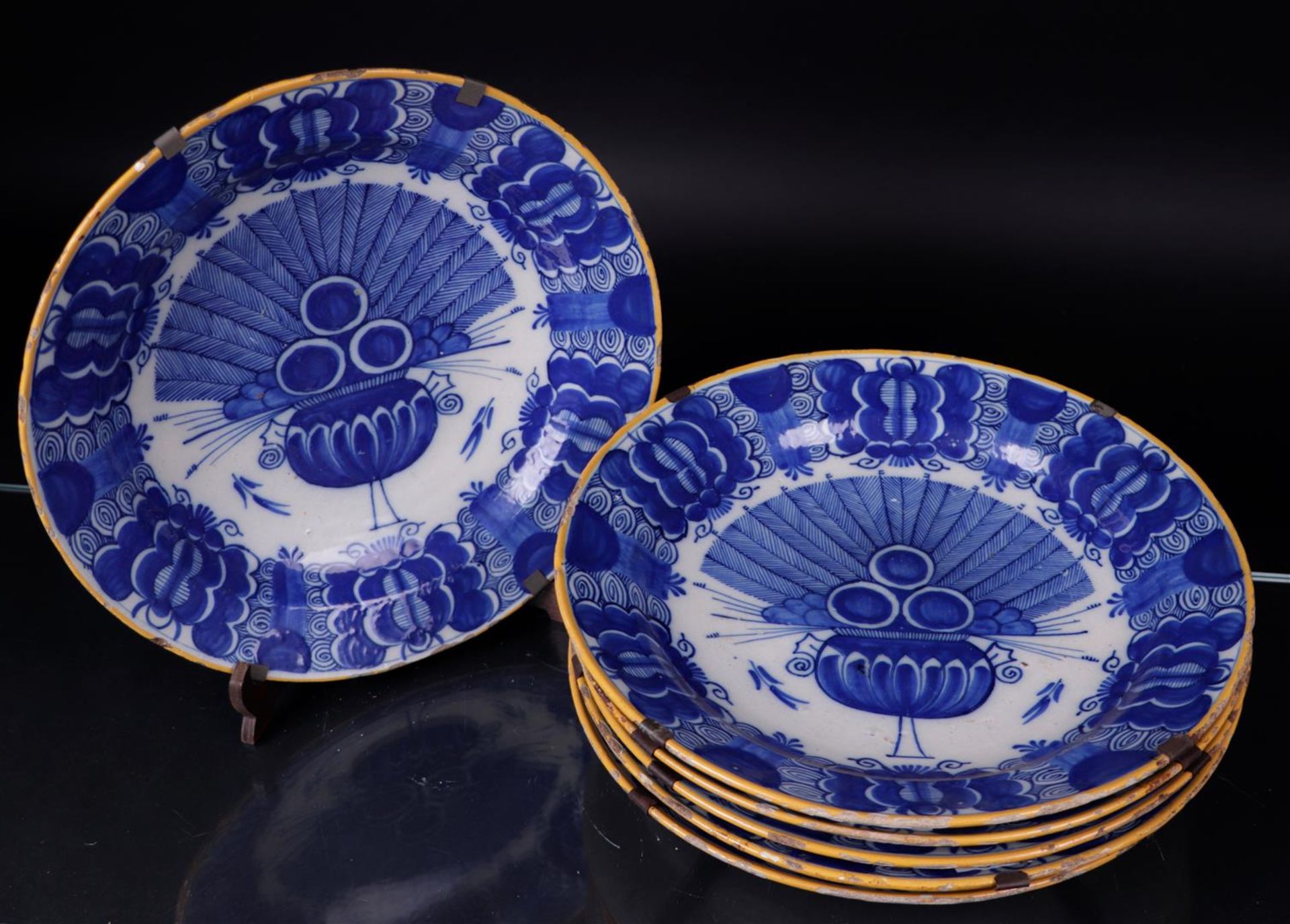 A lot consisting of (6) 18th century Delft so-called Peacock dishes.
Diam.: 35 cm.