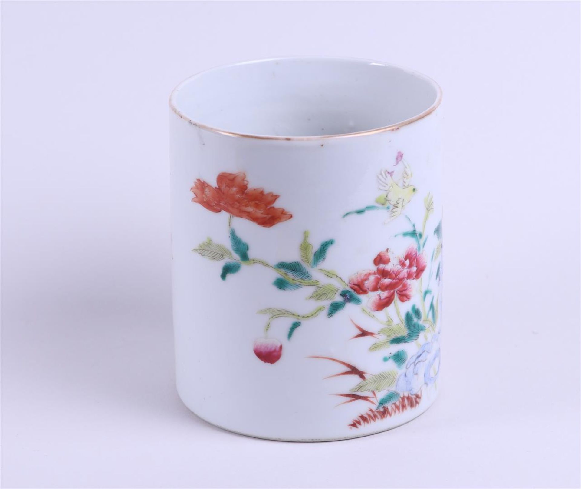 A porcelain Famille Rose cup with woven handle with rich floral decoration on rock decor with bird a - Image 2 of 5
