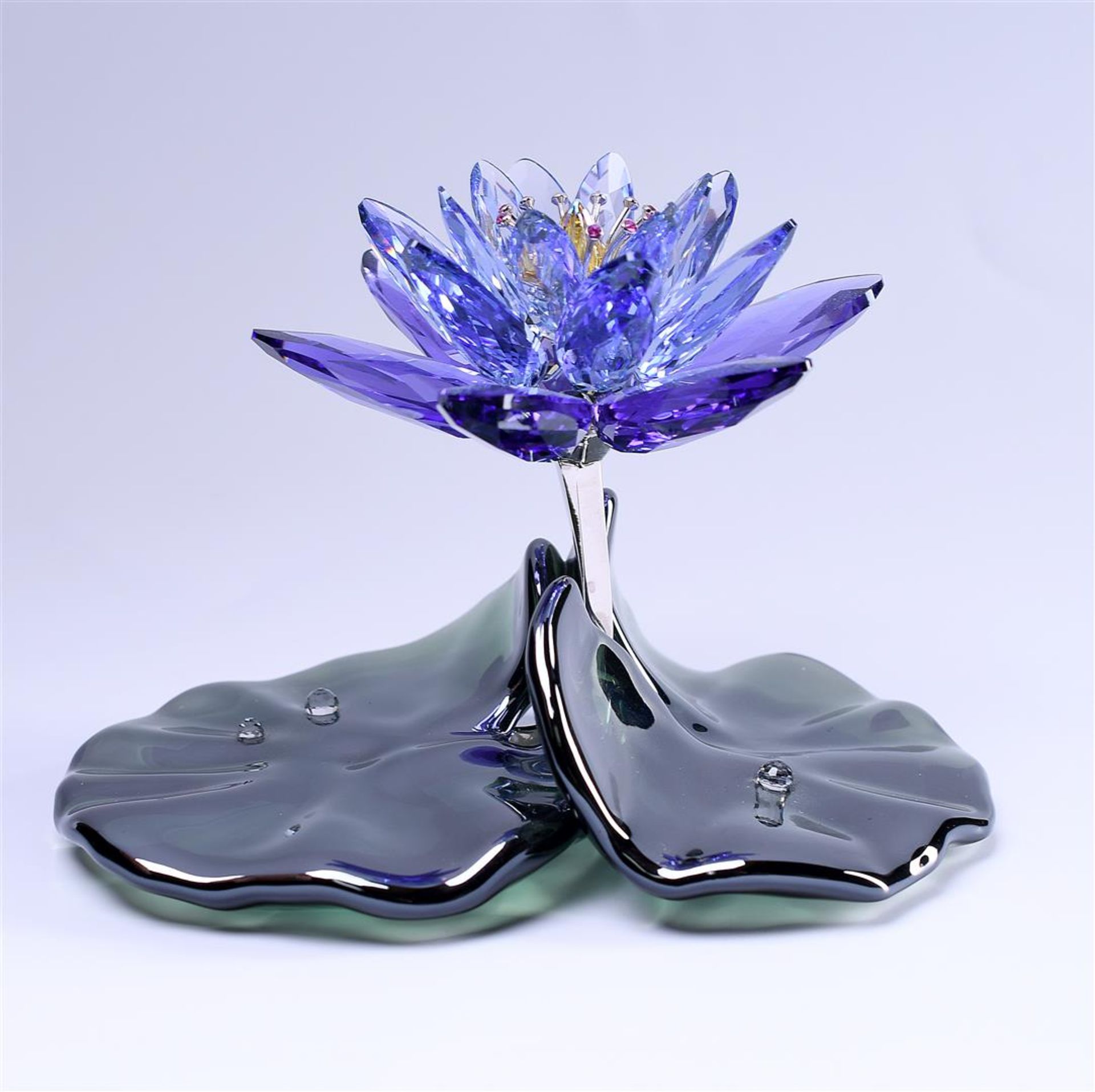Swarovski, Water Lily - Blue Violet, Year of issue 2012, 1141630. Includes original box.
7.3 x 10.8  - Image 2 of 4
