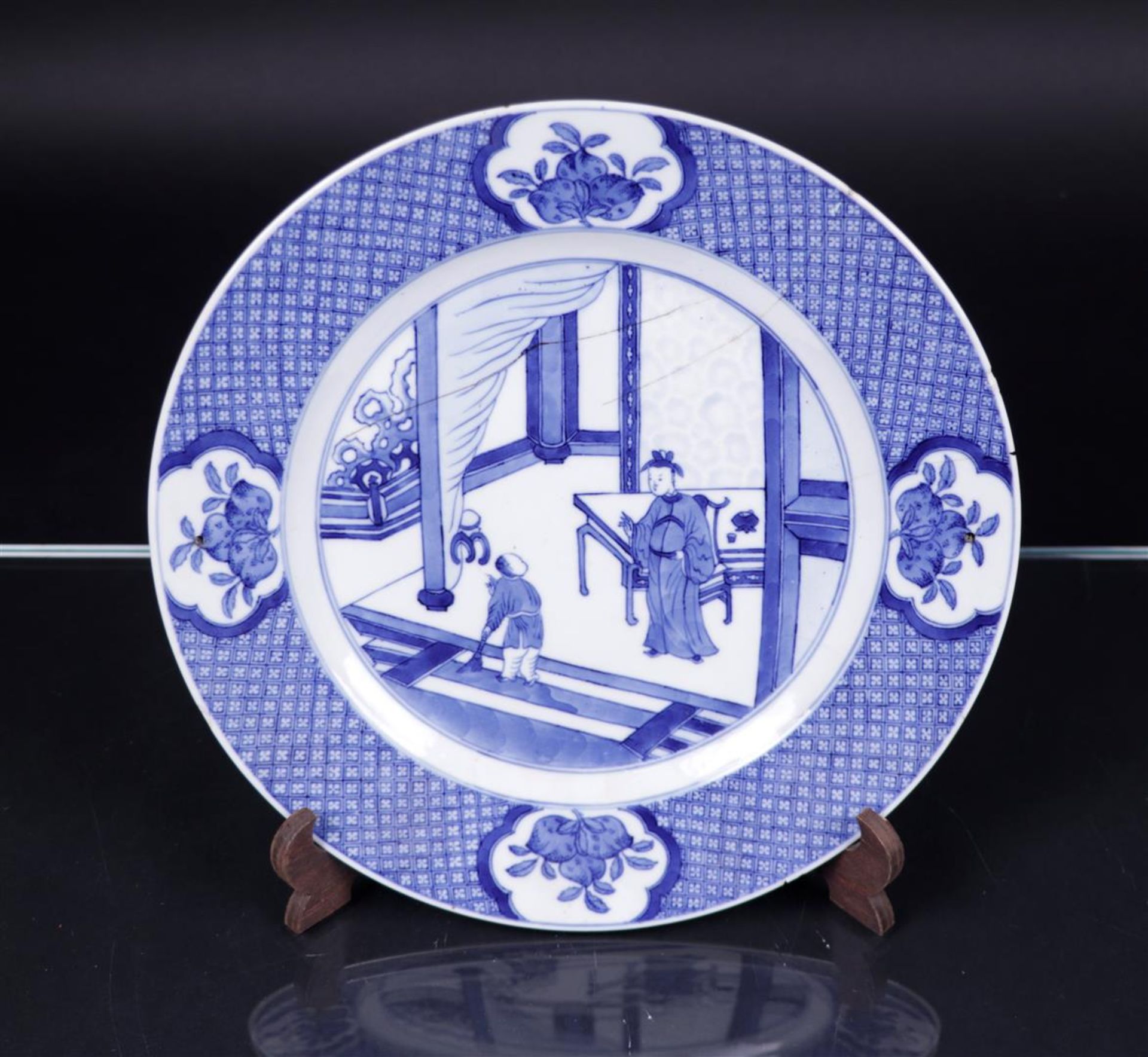 A porcelain dish decorated with figures, marked Chenghua. China, Kangxi.
Diam. 28,5 cm.