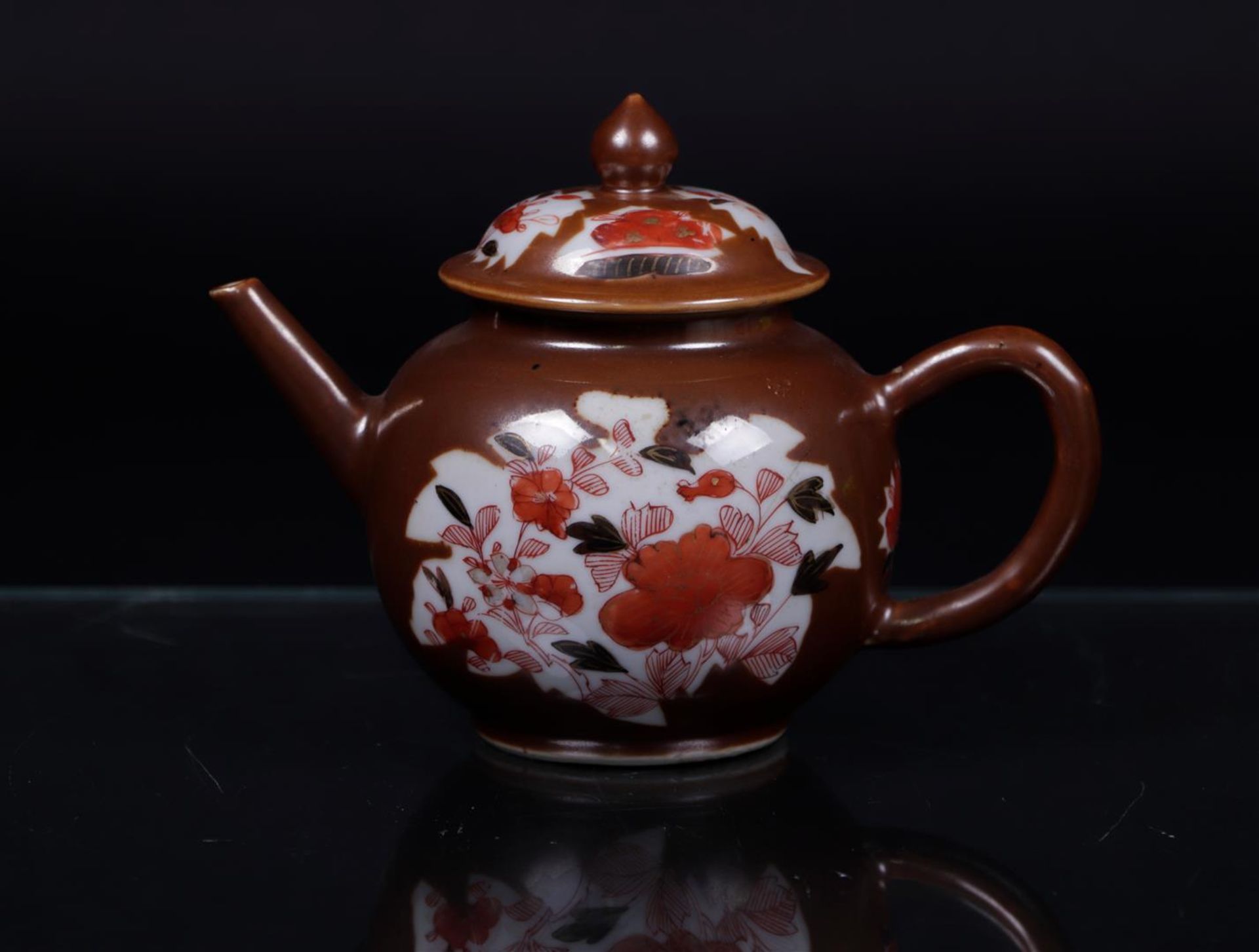 A porcelain teapot, Capuchin/Famille Rose leaf/bed decor. China, 18th century.
17 x 14 cm.