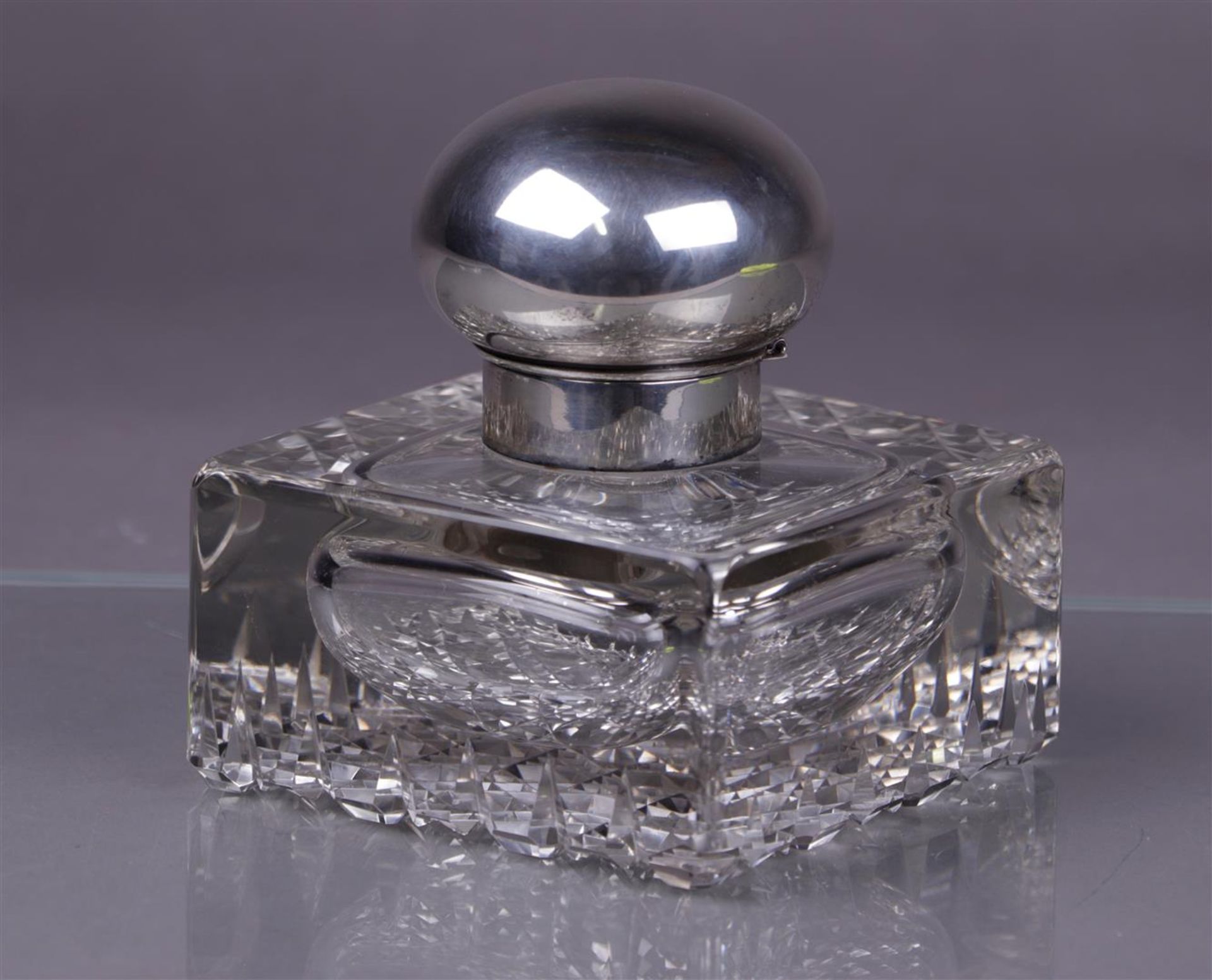A large crystal inkwell with silver cap, marked 800 and Zaun. 1st half 20th century.
14 x 14 x 14 cm - Image 2 of 4