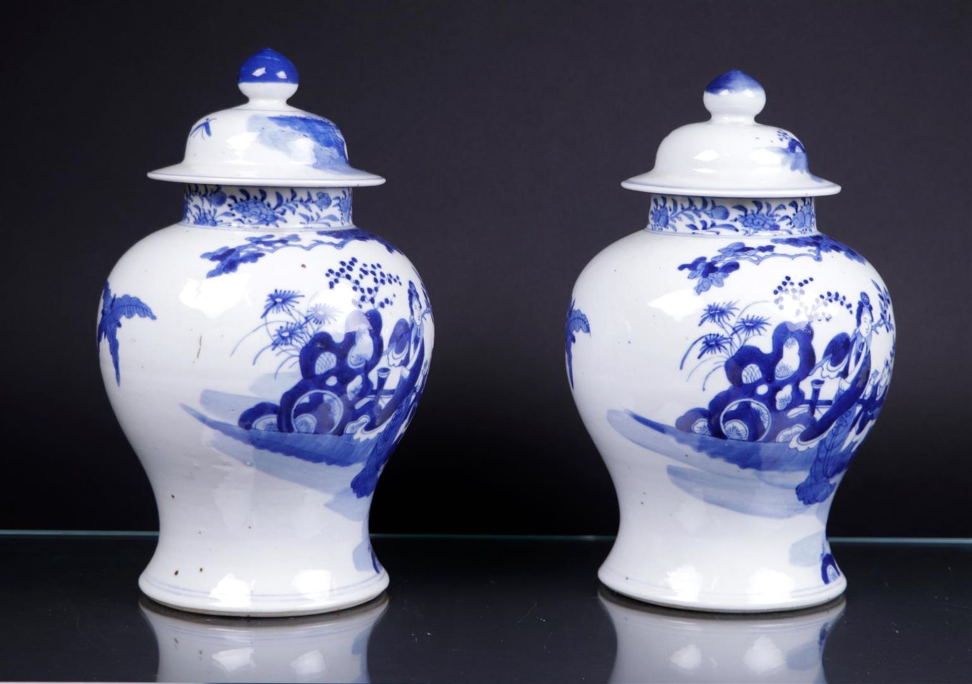 Two porcelain cupboard vases with frosted and crazy decor. China, 19th century.
H. 31 cm. - Image 4 of 6