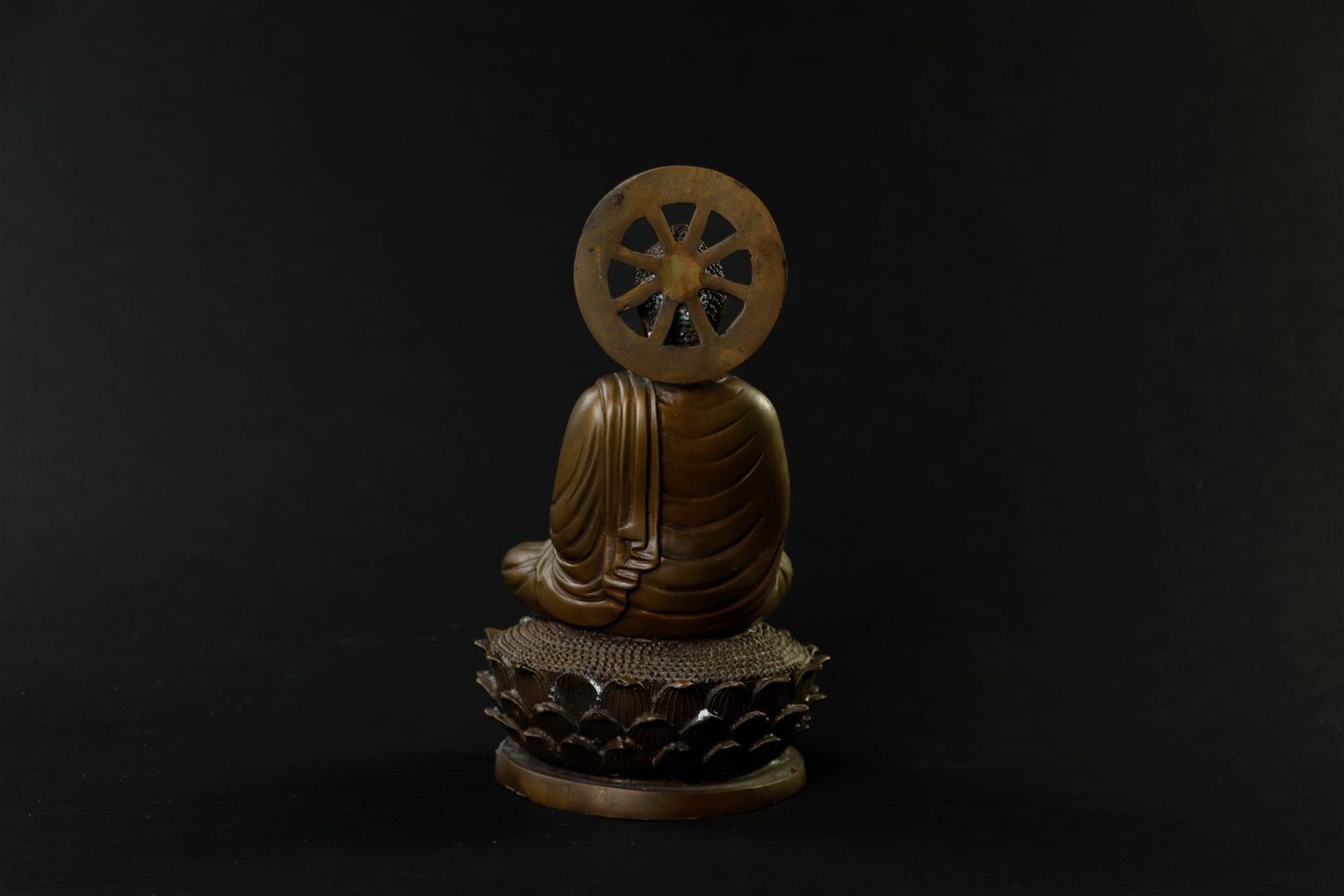 A bronze Buddha. Tibet, 20th century.
H. 25 cm. - Image 3 of 5