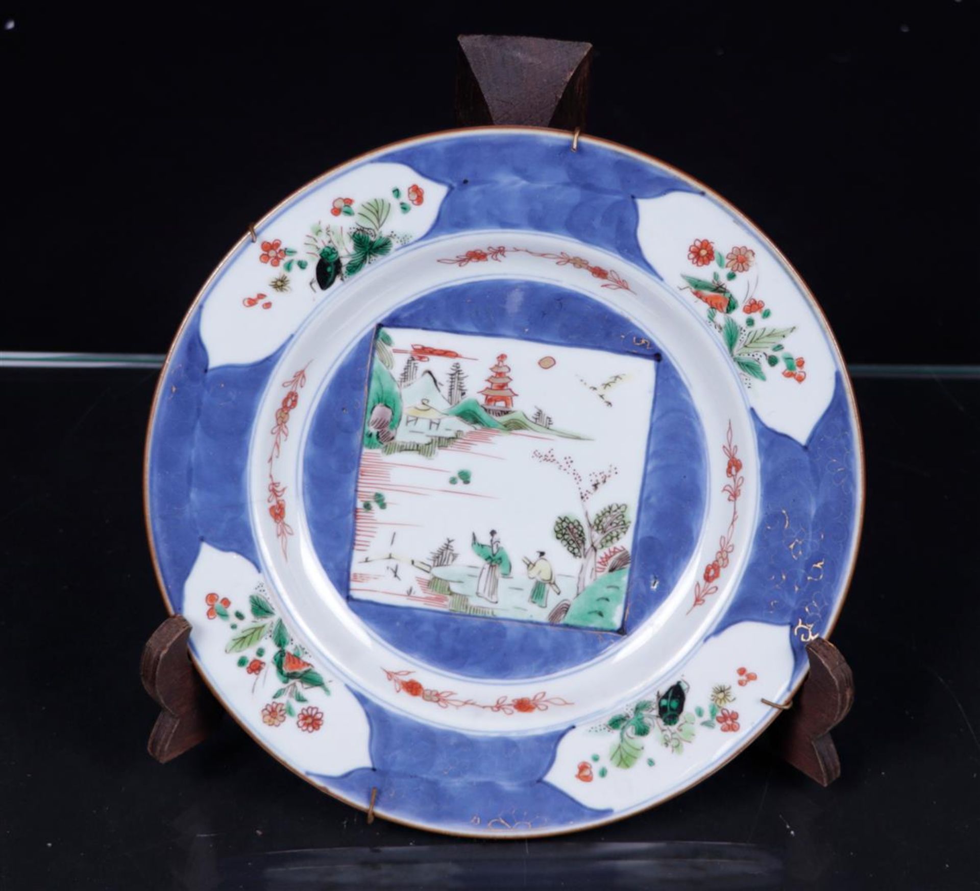A porcelain Famille-verte plate, powder-blue decor with landscape decor. ± 1700.
Diam. 21,5 cm.