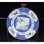 A porcelain Famille-verte plate, powder-blue decor with landscape decor. ± 1700.
Diam. 21,5 cm.