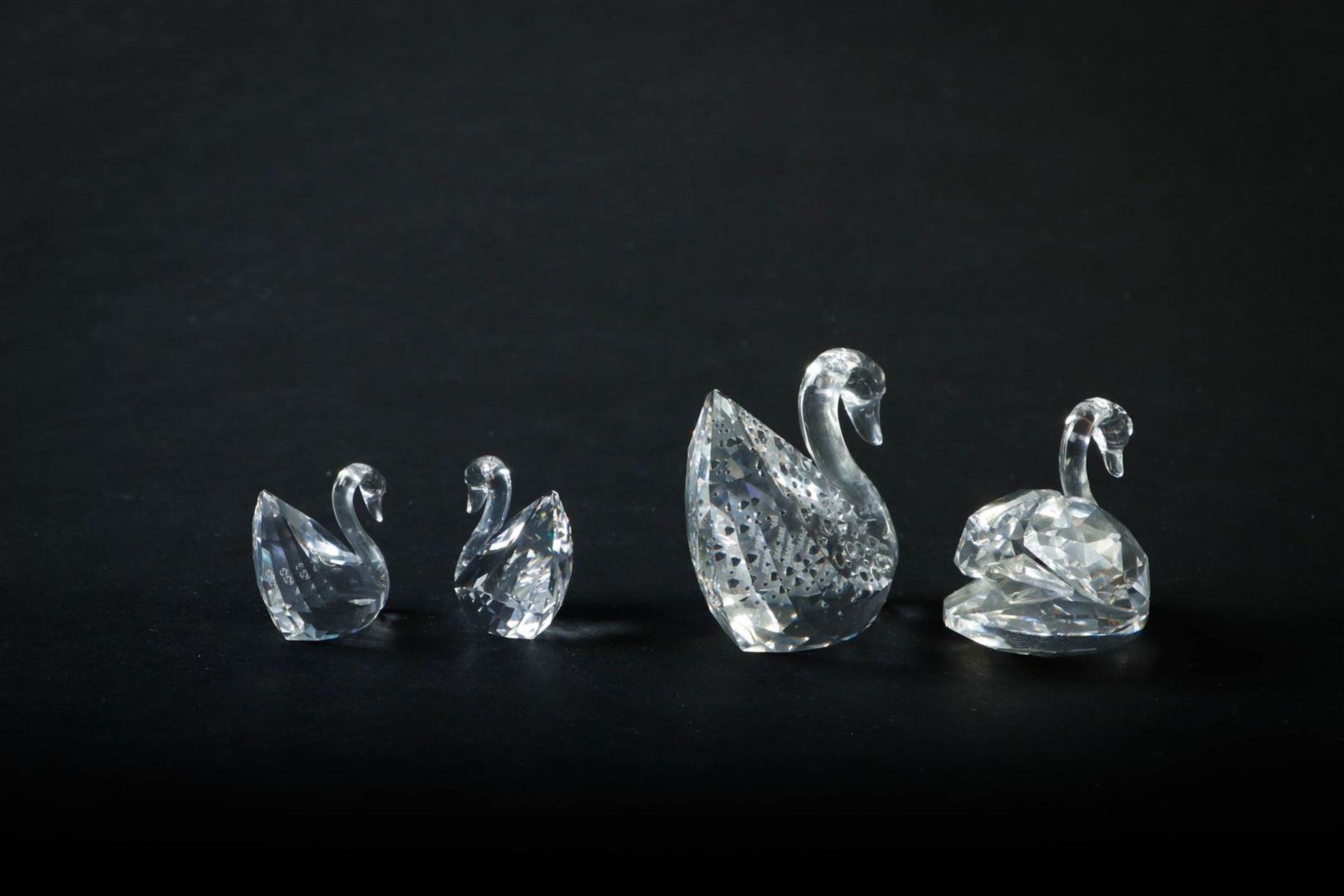 Swarovski swans, in original box. - Image 2 of 3