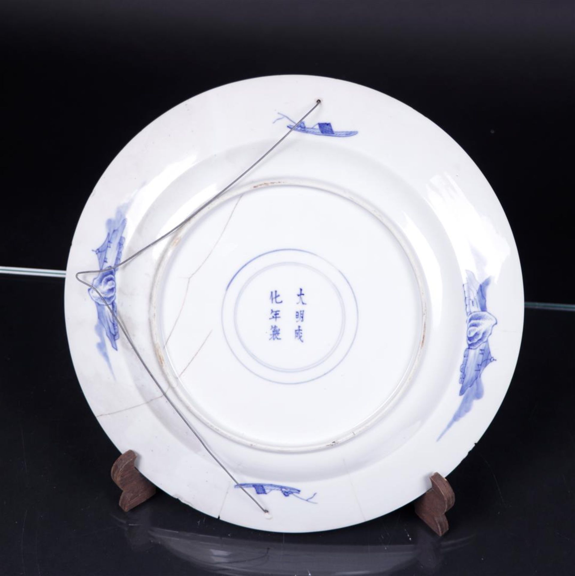 A porcelain dish decorated with figures, marked Chenghua. China, Kangxi.
Diam. 28,5 cm. - Image 2 of 2