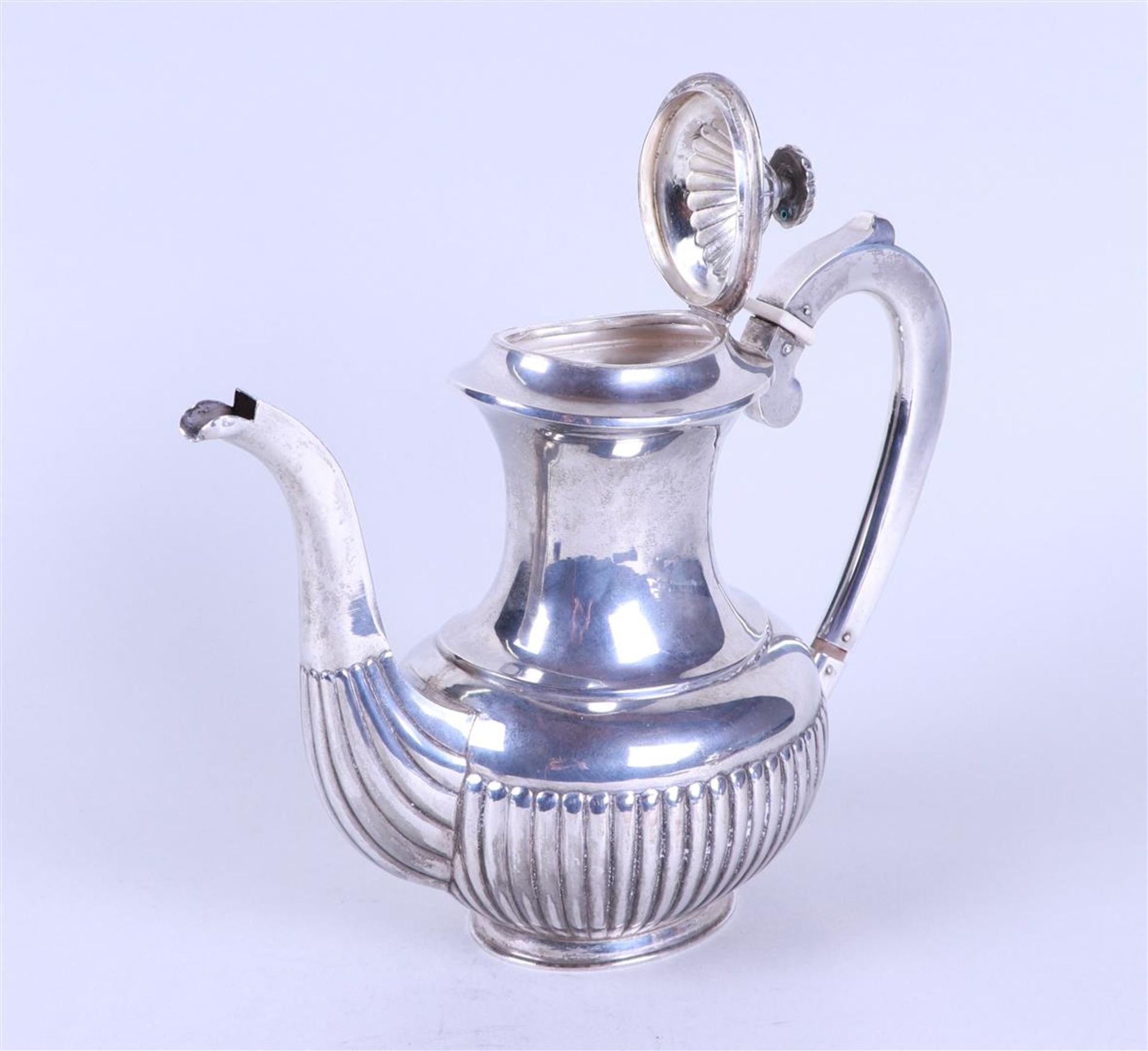 A silver coffee and tea set, consisting of a coffee pot, a teapot, a cream jug and a sugar bowl. Mar - Image 6 of 13