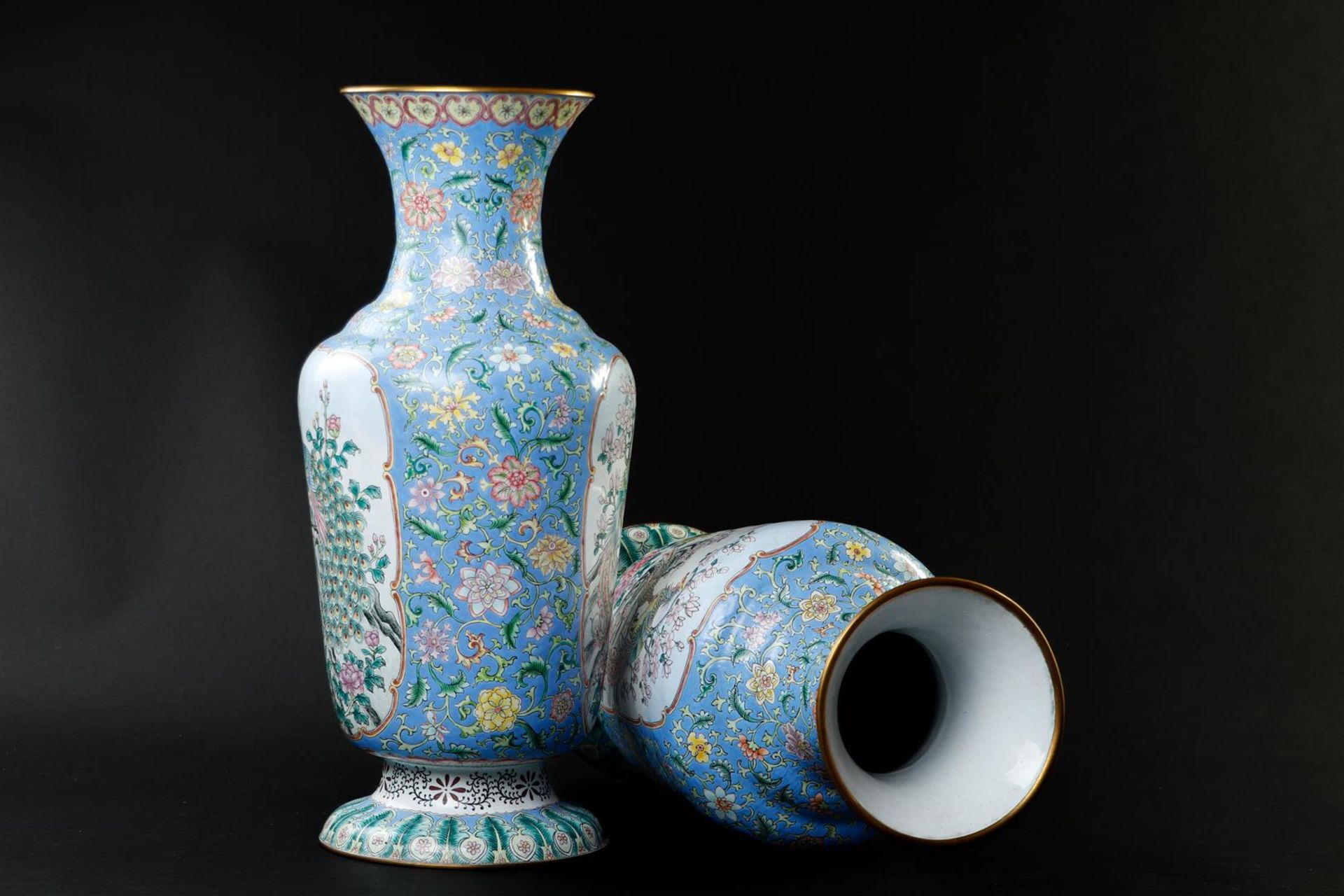 A pair of enamel famille rose vases depicting peacocks. China, 20th century.
H. 44 cm. - Image 5 of 6