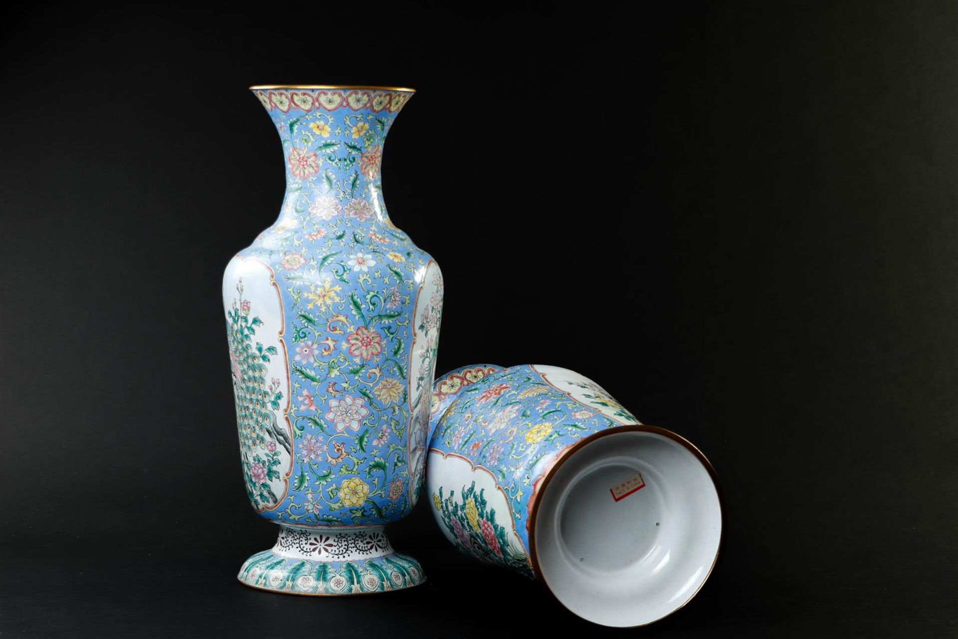 A pair of enamel famille rose vases depicting peacocks. China, 20th century.
H. 44 cm. - Image 6 of 6
