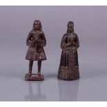 A lot of two wedding figures made in wax, 18th century clothing in wax. Early 19th century.
13 cm.