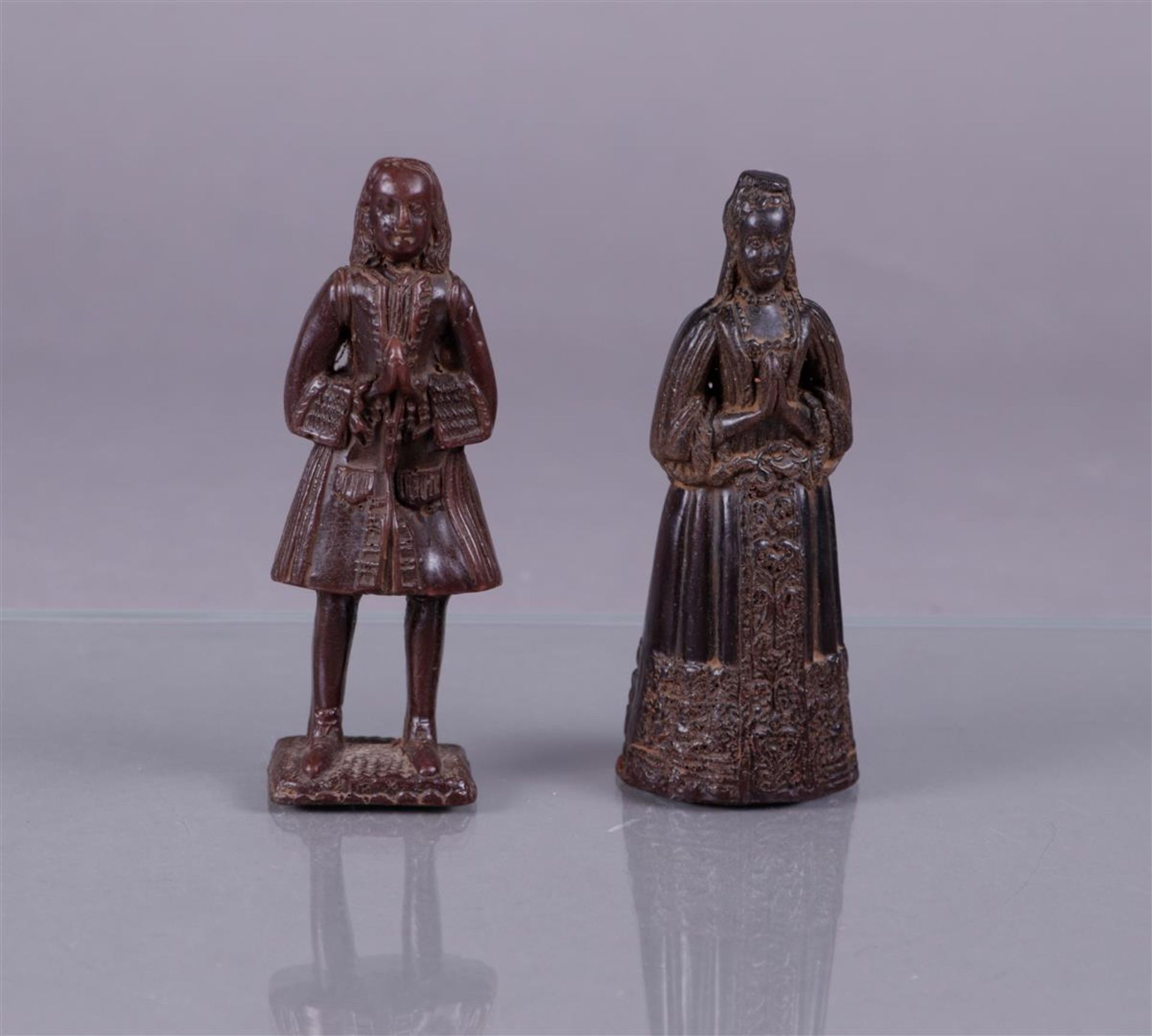 A lot of two wedding figures made in wax, 18th century clothing in wax. Early 19th century.
13 cm.