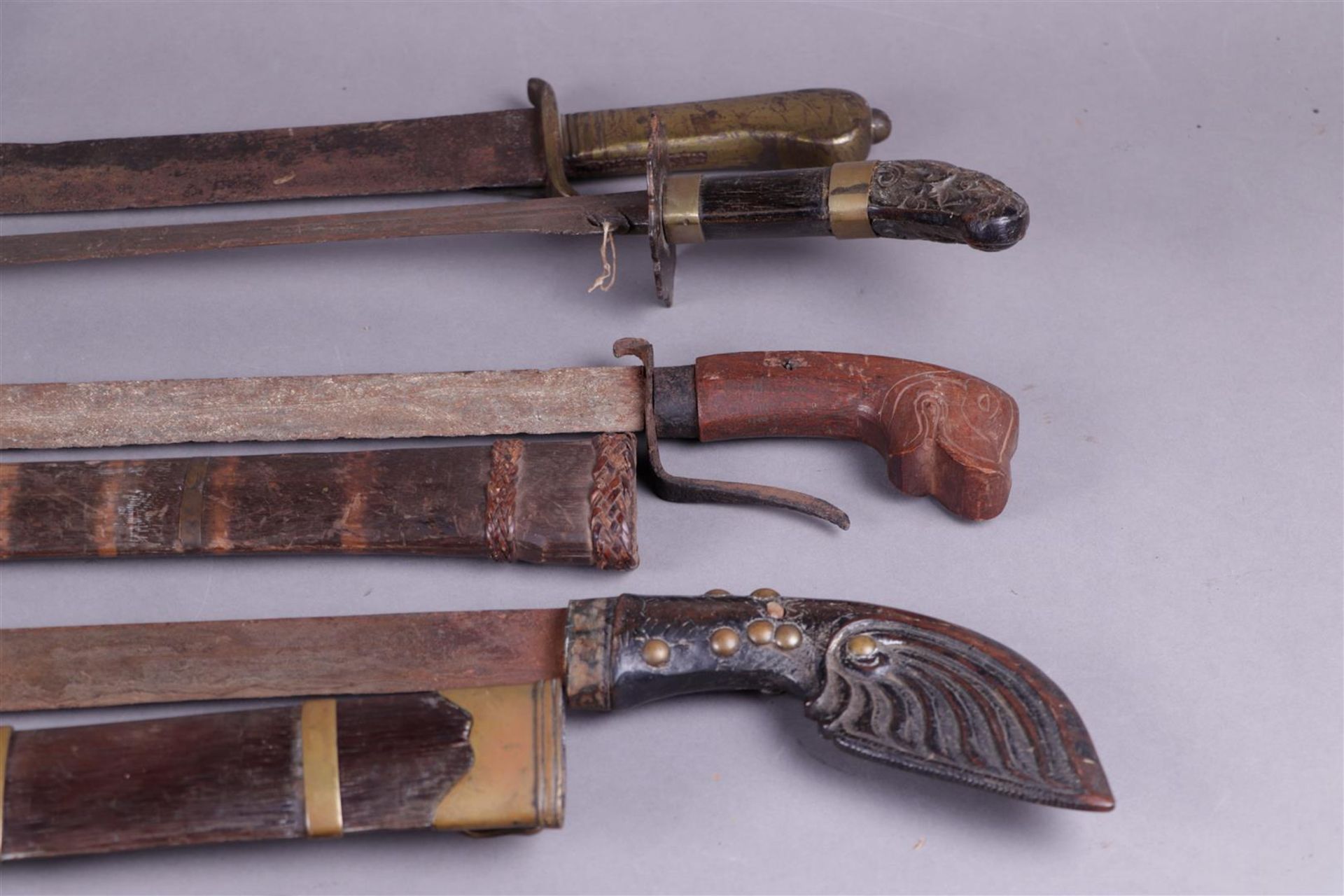 A lot consisting of (6) Indonesian blades. Mainly 19th century. - Image 4 of 4