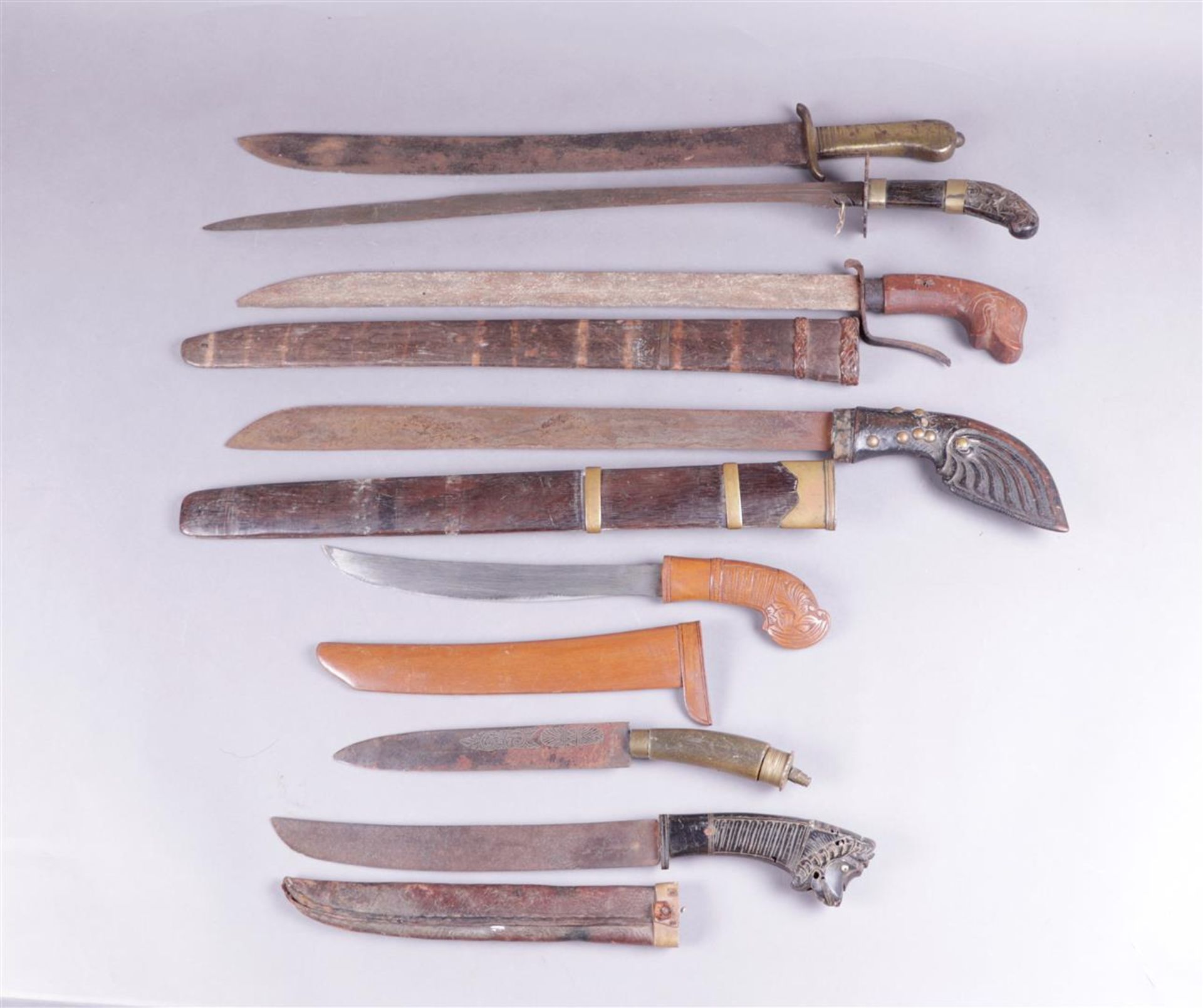 A lot consisting of (6) Indonesian blades. Mainly 19th century. - Image 2 of 4