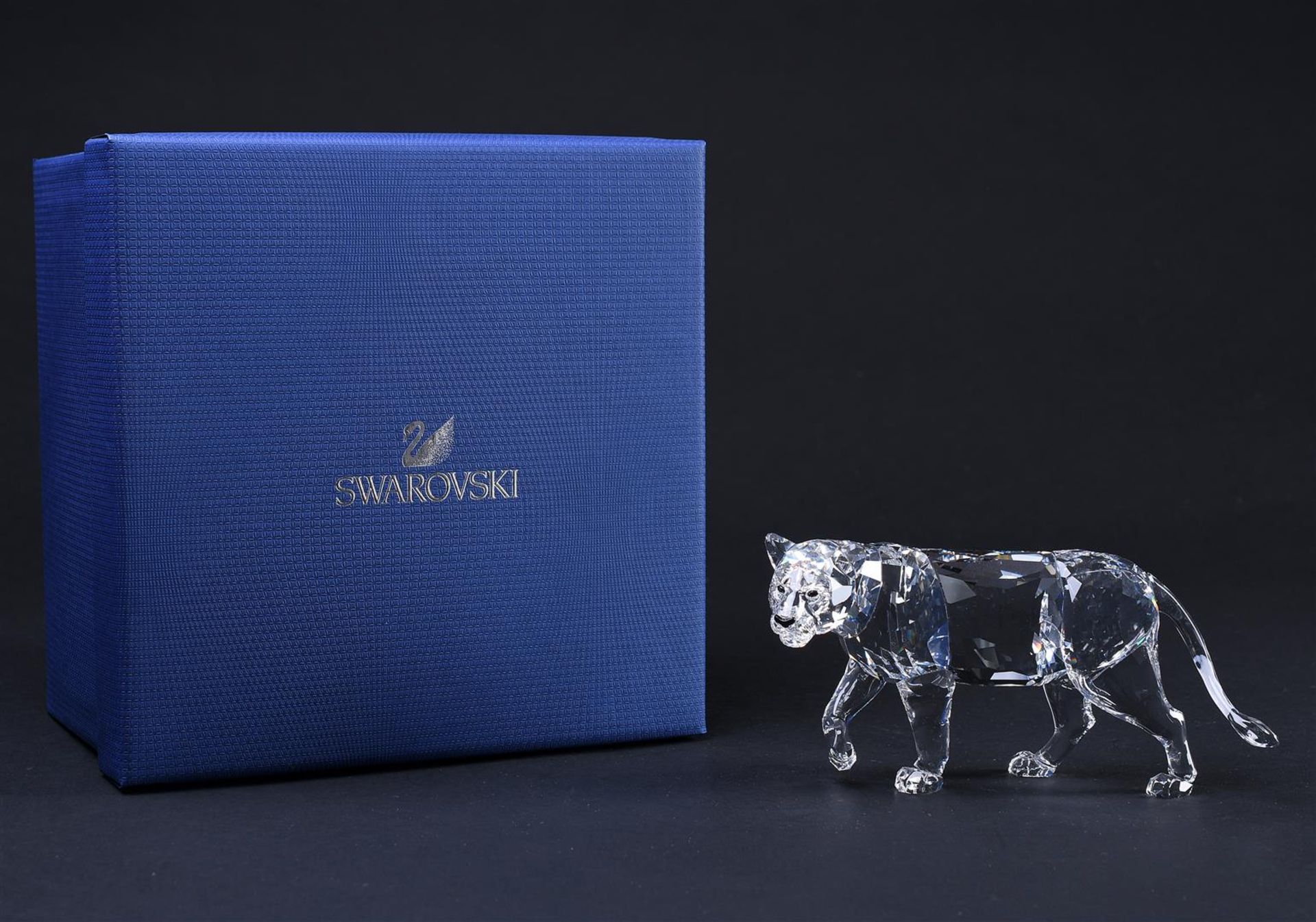 Swarovski, mother lion, year of issue 2013, 1194085. Includes original box.
15,2 x 7,9 cm. - Image 5 of 5