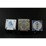 A lot of 3 earthenware tiles, including decorated with a knight. Delft, 18th century.
Diam. 18 cm.