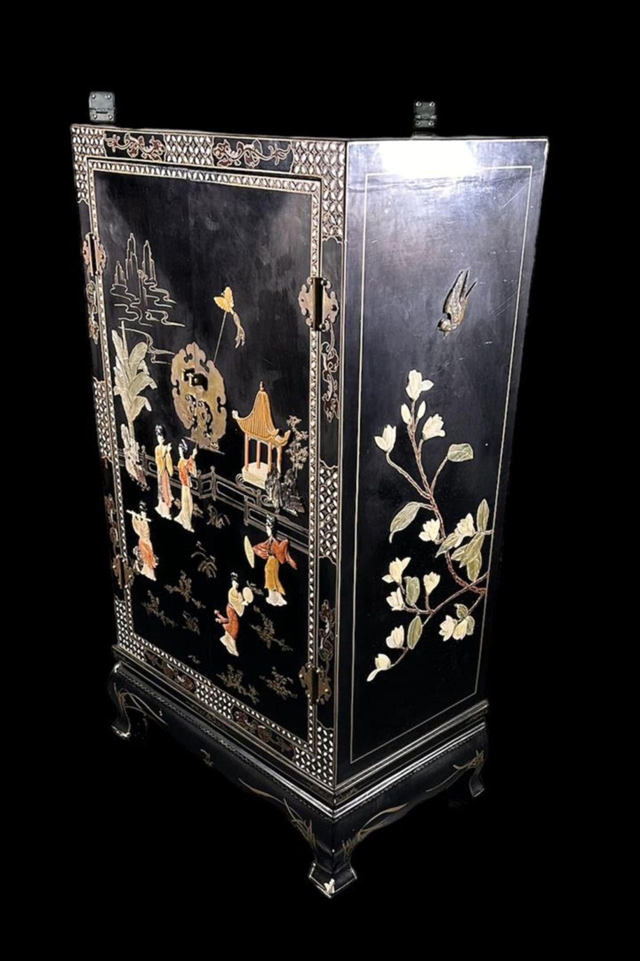 A black Chinese cabinet decorated with figures and court scenes in carved stone.
120 x 45 x 102 cm. - Image 2 of 2