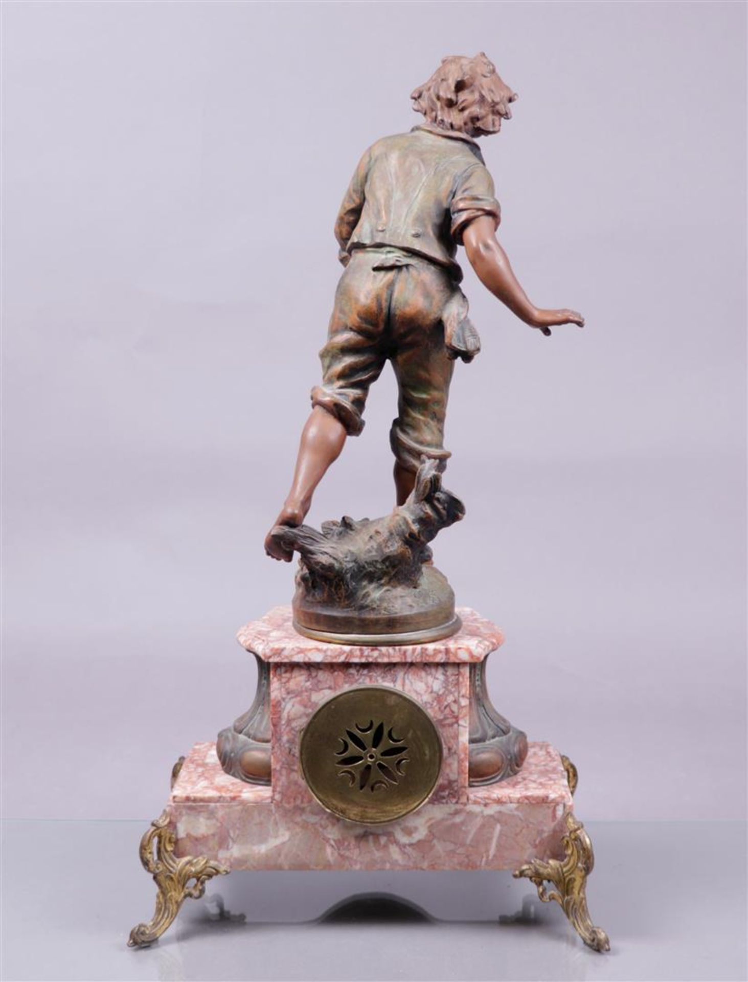 A mantel clock with clock statue 'Le Denicheur' after Franciscus Moreau, on a pink marble base. Fran - Image 2 of 2
