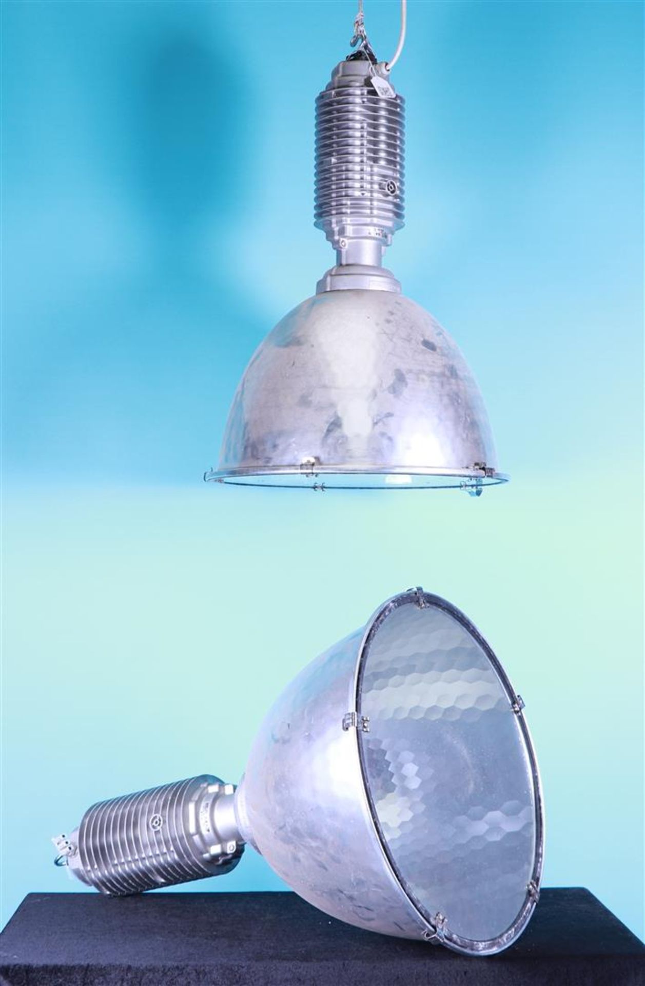 Two aluminum industrial lamps, Zumtobel StaffIP20.
85 x 45 cm.