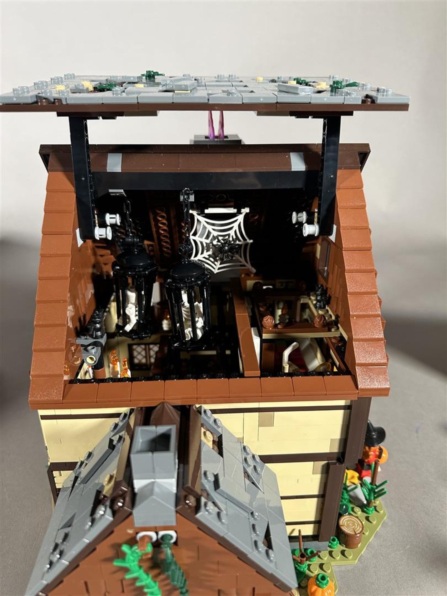 Lego Ideas. Disney Hocus Pocus: the Sanderson sisters' house Halloween Set - 21341 - Bild 8 aus 9
