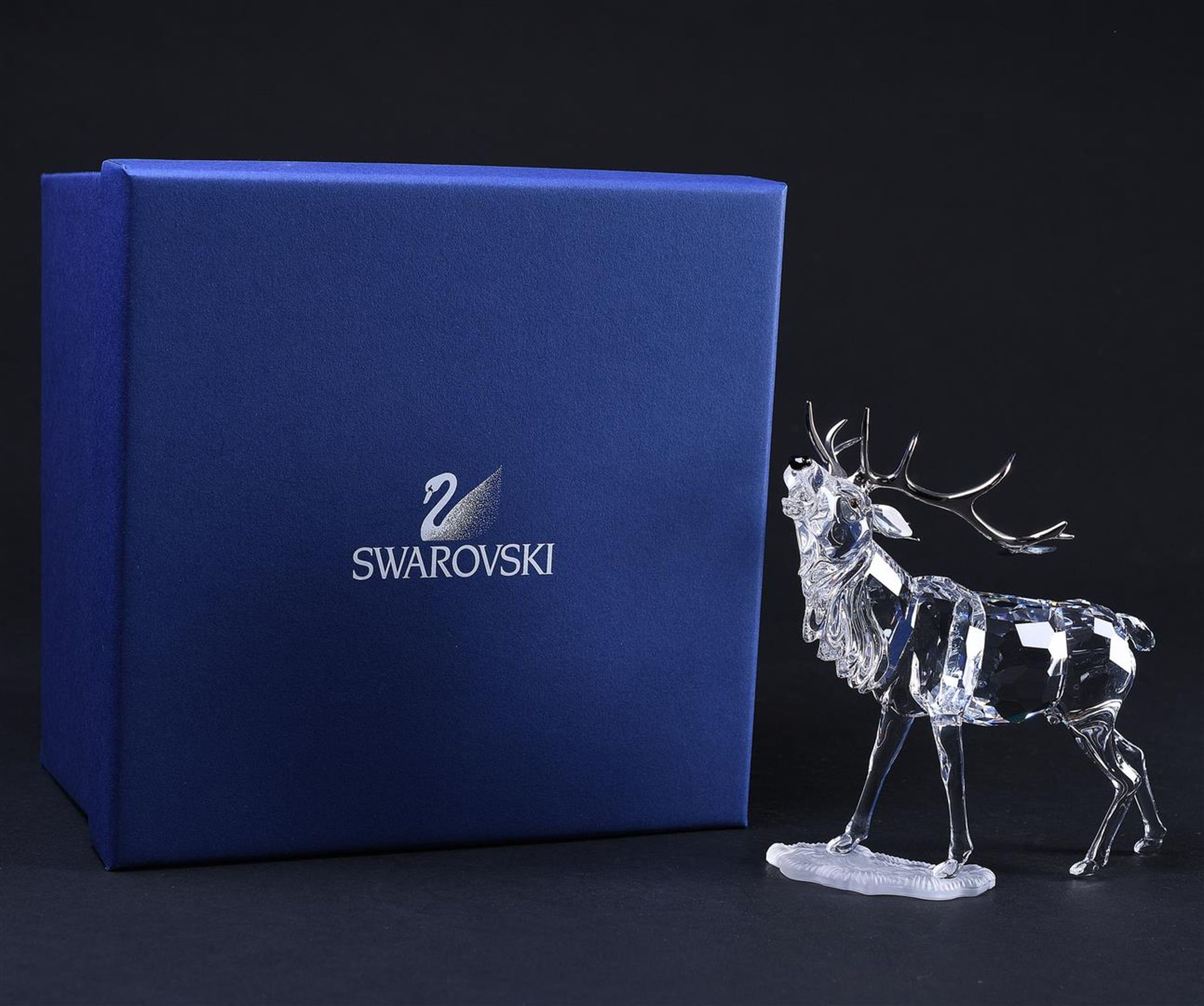 Swarovski, Deer Buck, Year of issue 2002,291431. Includes original box and glass shoe.
17,8 x 13,9 c - Image 4 of 4