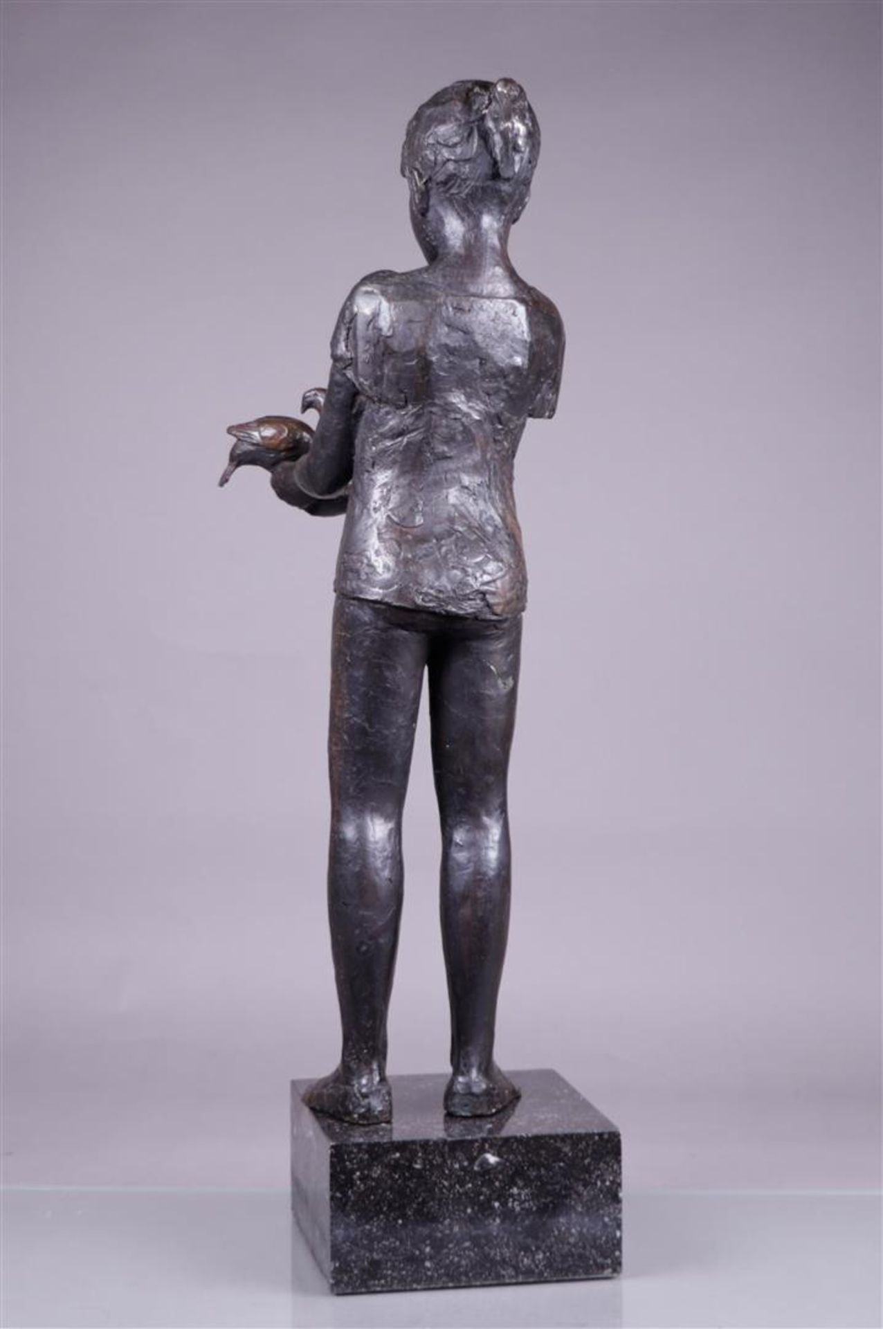 Ineke Roelfzema (Groningen 1950 - 2015), Feeding the pigeons, bronze. signed
H.: 75 cm. - Image 4 of 4