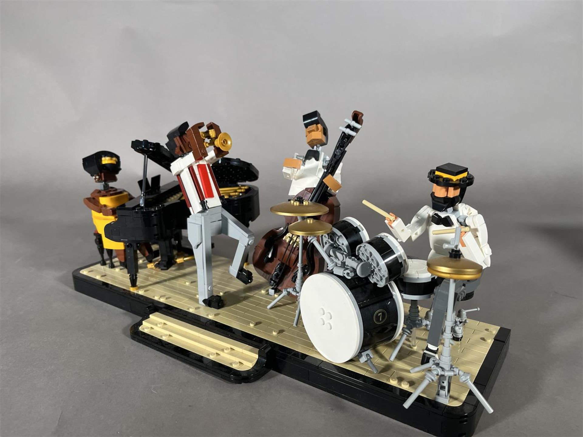 LEGO Ideas 21334 - Jazz Quartet - Image 4 of 6