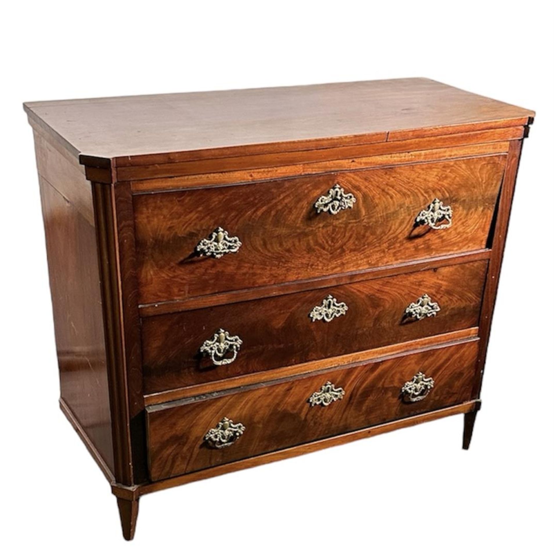 A mahogany three-drawer chest of drawers. The top drawer tilts and becomes a disc table. ca. 1780.
8 - Bild 2 aus 2
