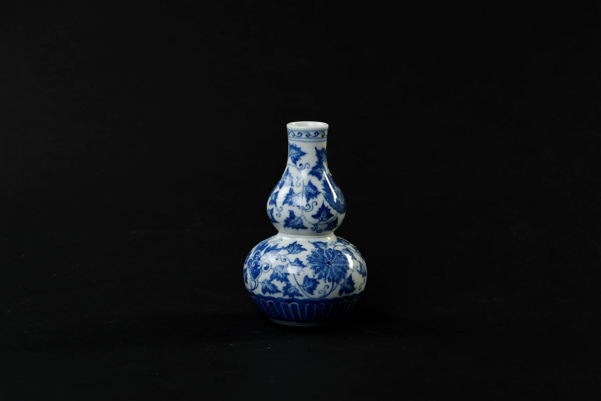 A porcelain gourd vase with a decor of branches and flowers, marked Guanxu. China, 19th century.
H. 