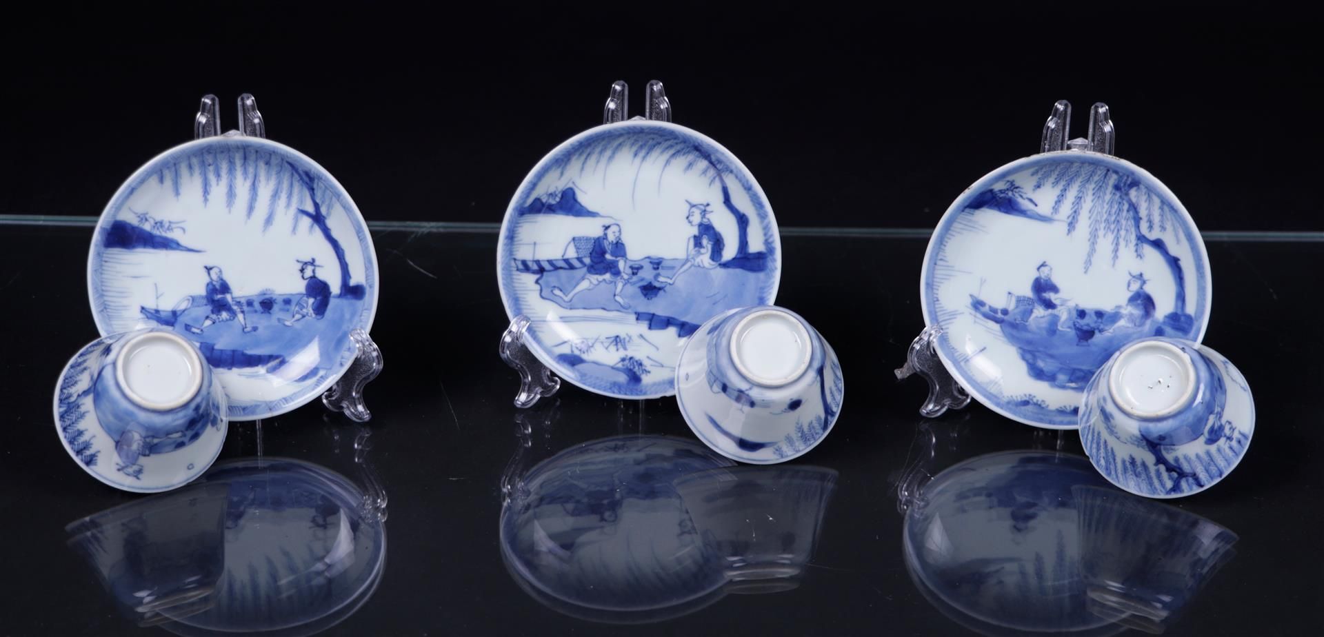 Three crazy cups and saucers in a landscape decor with a lotus border. China, Qianlong.
Diam. 10 cm. - Image 3 of 3
