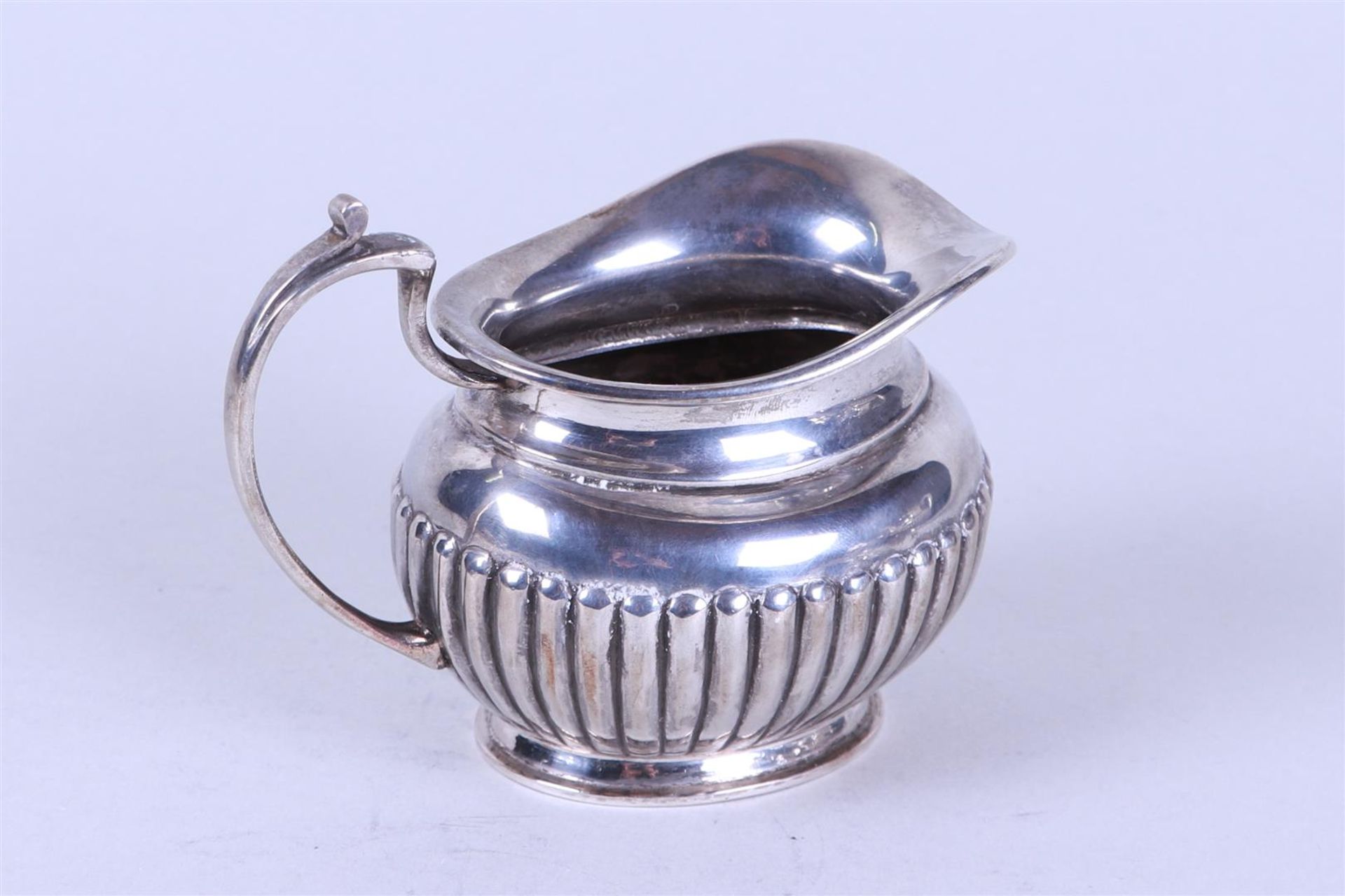 A silver coffee and tea set, consisting of a coffee pot, a teapot, a cream jug and a sugar bowl. Mar - Image 10 of 13