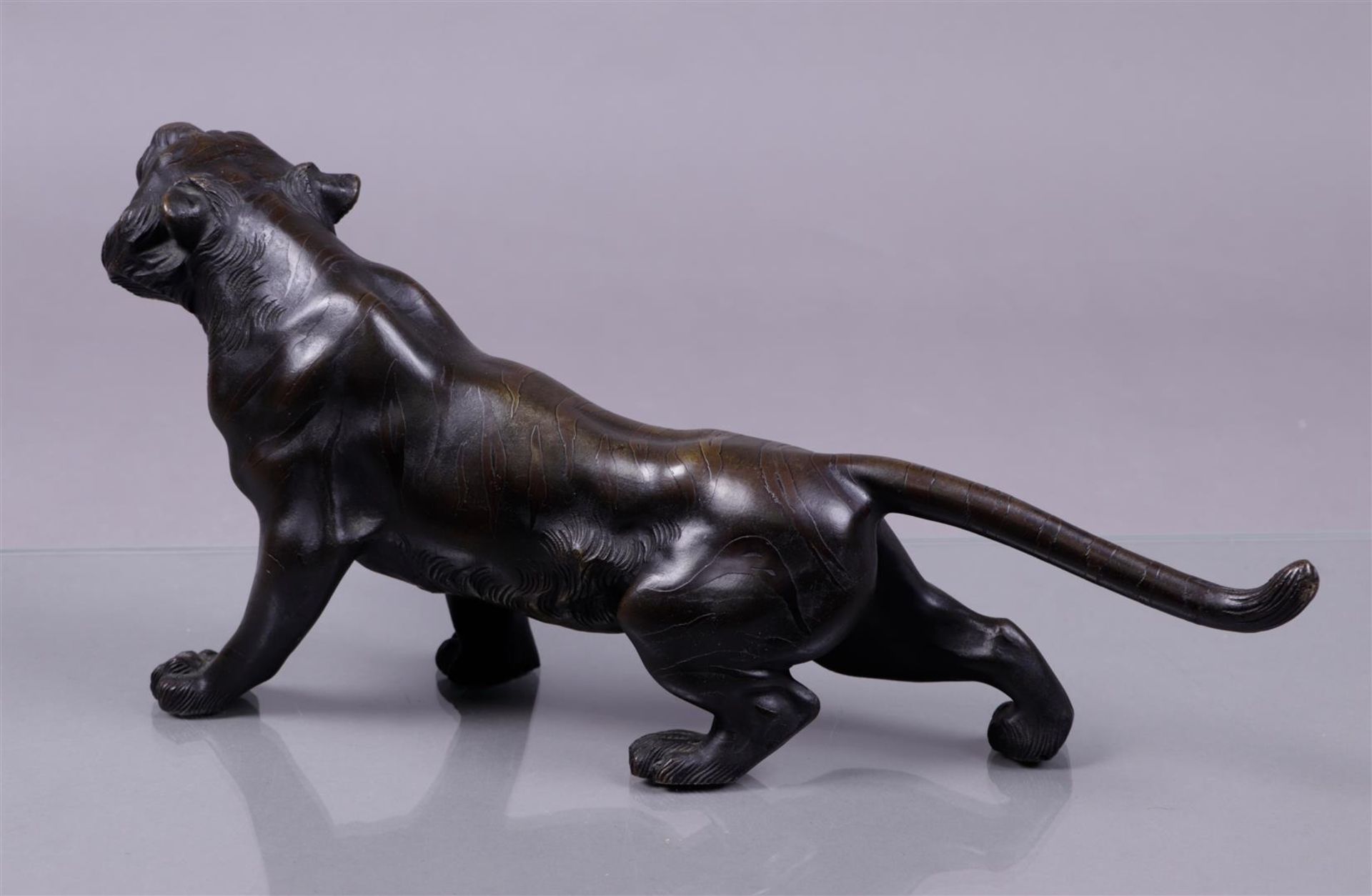 Bronze patinated tiger. Japan, 19/20th century.
L. 41 cm. - Image 2 of 2