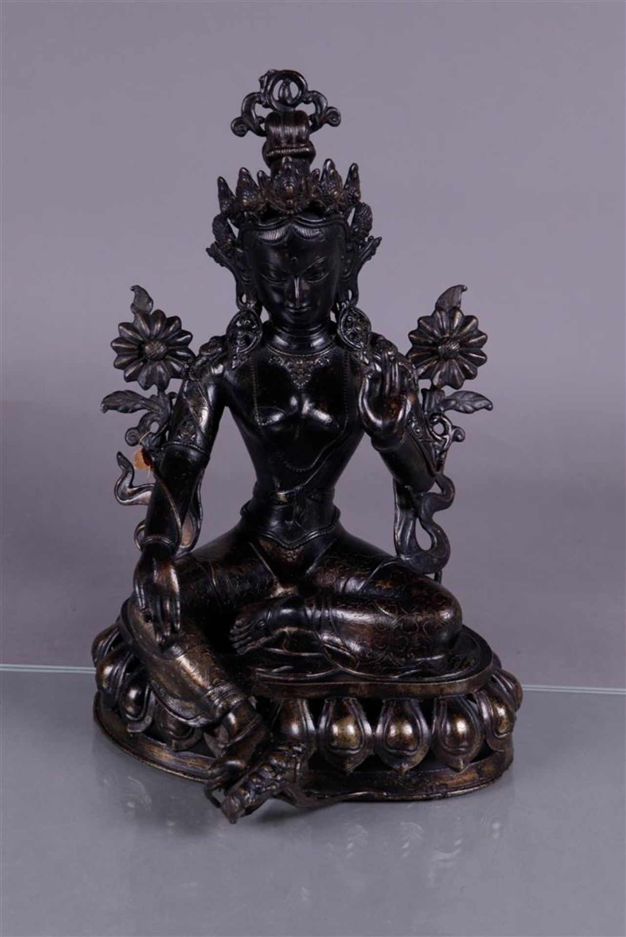 A bronze Tara. Tibet, 20th century.
41 x 26 cm.