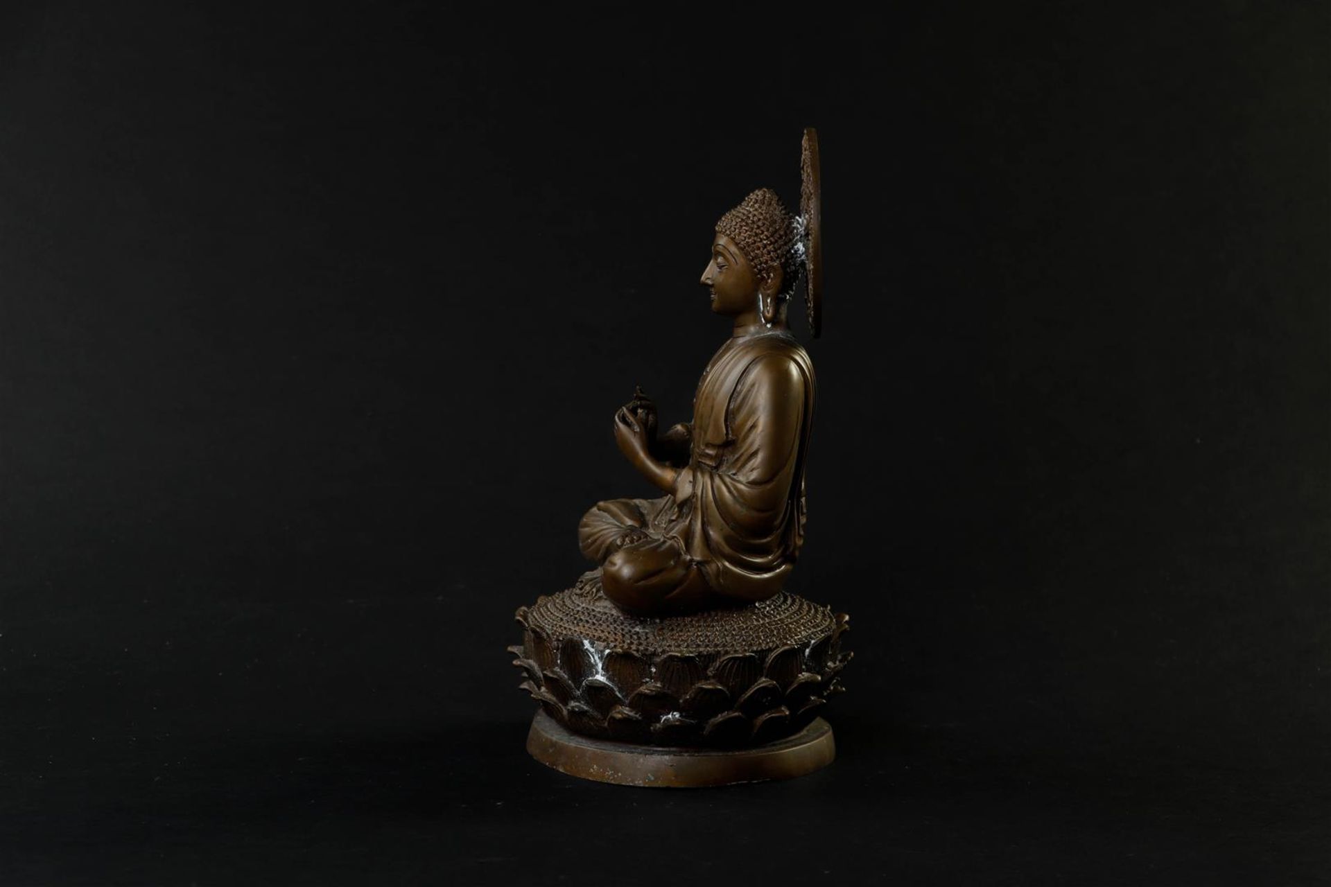 A bronze Buddha. Tibet, 20th century.
H. 25 cm. - Image 2 of 5