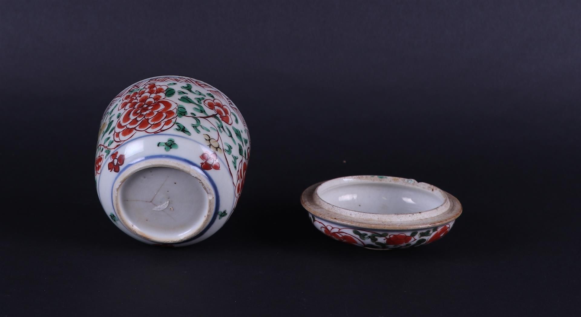 A porcelain Famille Verte lidded jar with flattened lid, and with floral decor. China Kangxi/Yongzhe - Image 2 of 3