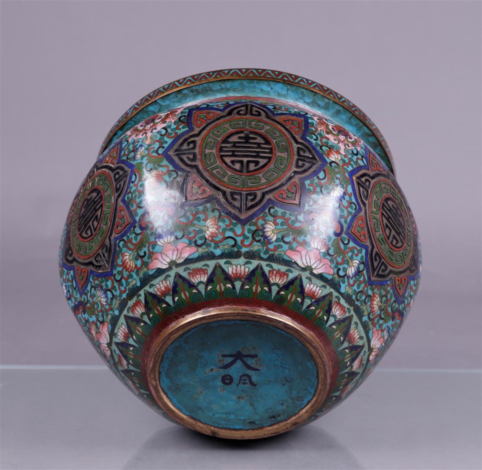 A cloisonnŽ jardiniere. China, 18/19th century. - Image 4 of 5