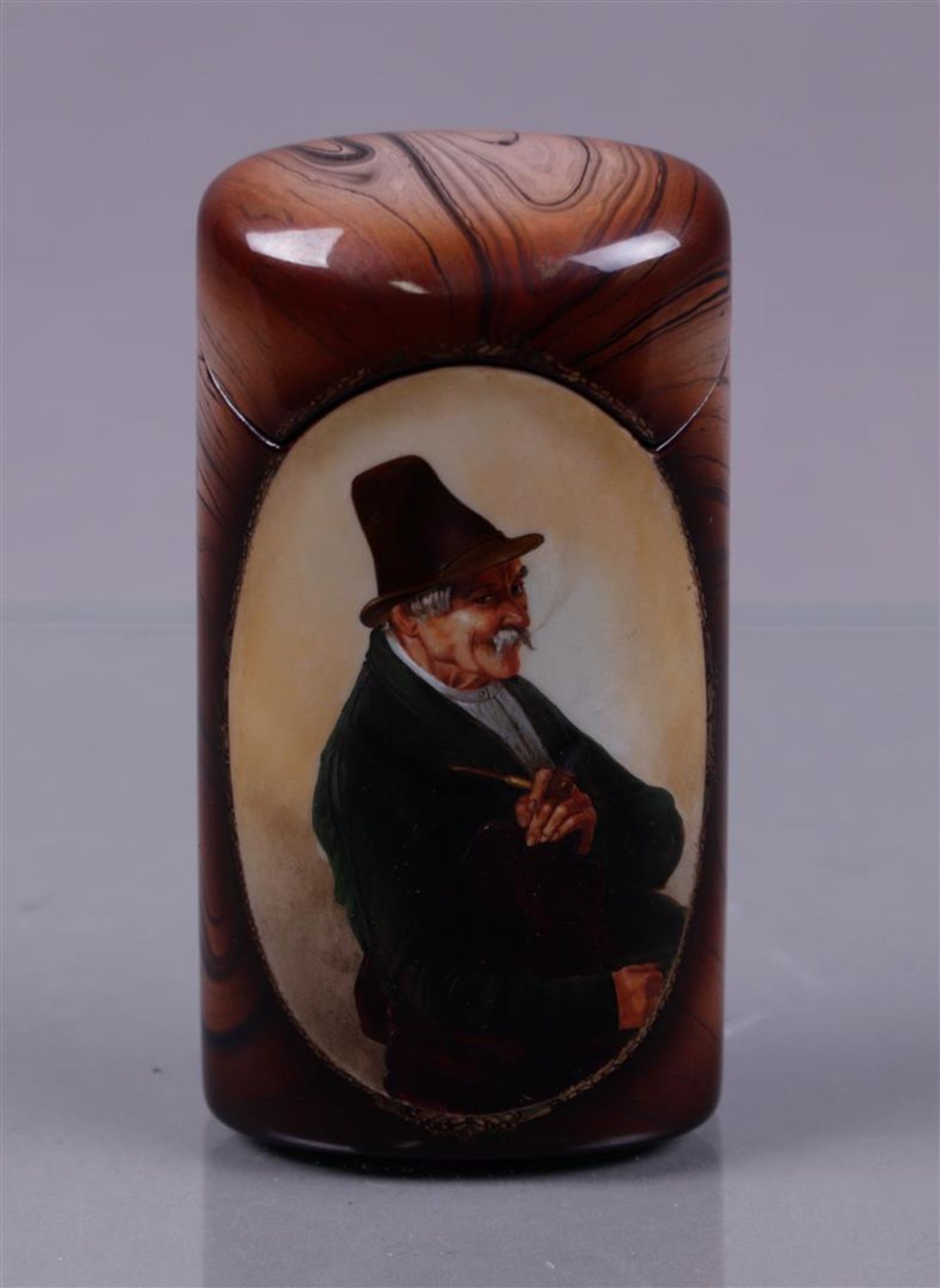 A lacquer cigar case. Germany/Austria ca. 1900.
H.: 12,5 cm.