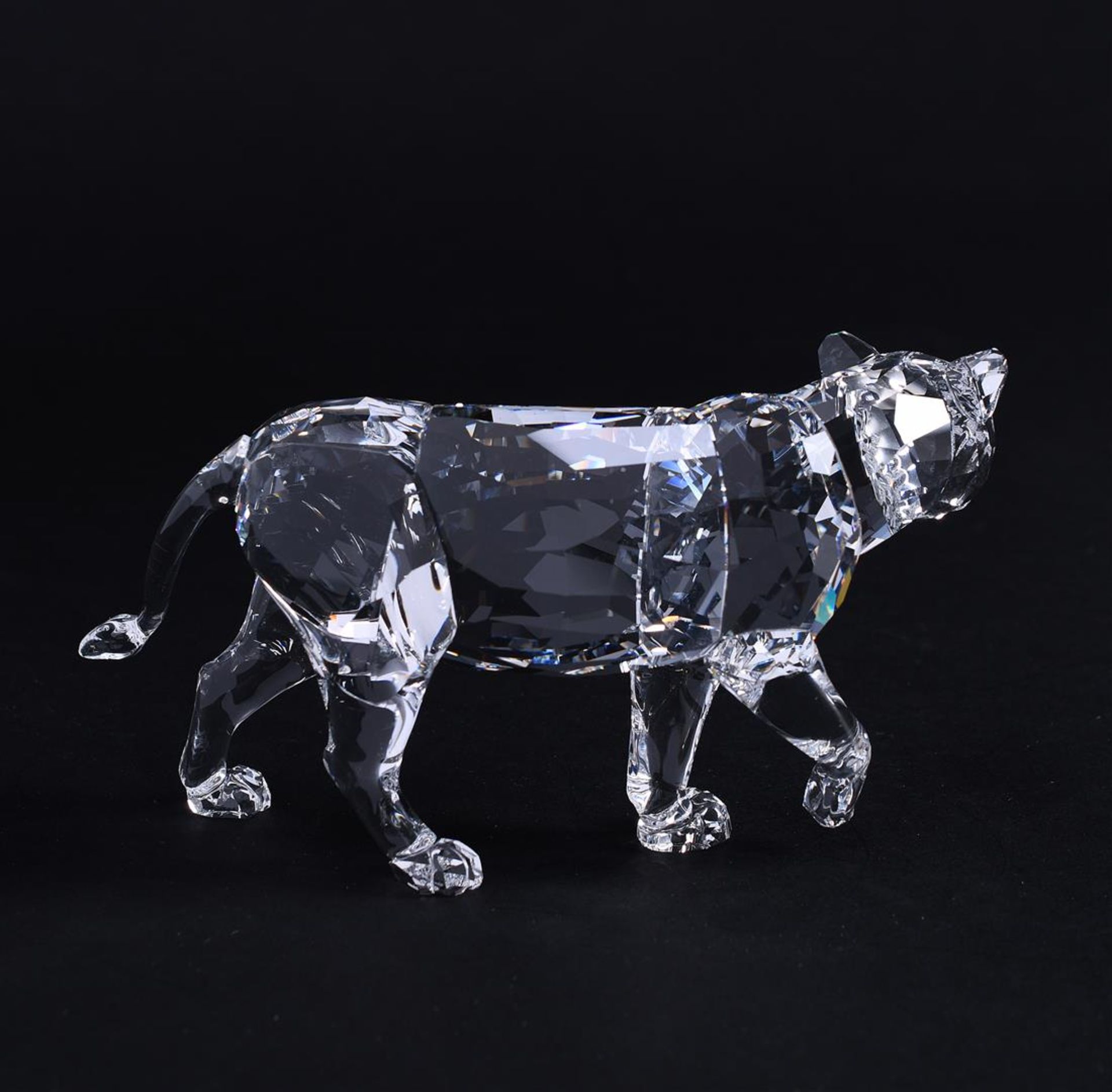 Swarovski, mother lion, year of issue 2013, 1194085. Includes original box.
15,2 x 7,9 cm. - Image 3 of 5
