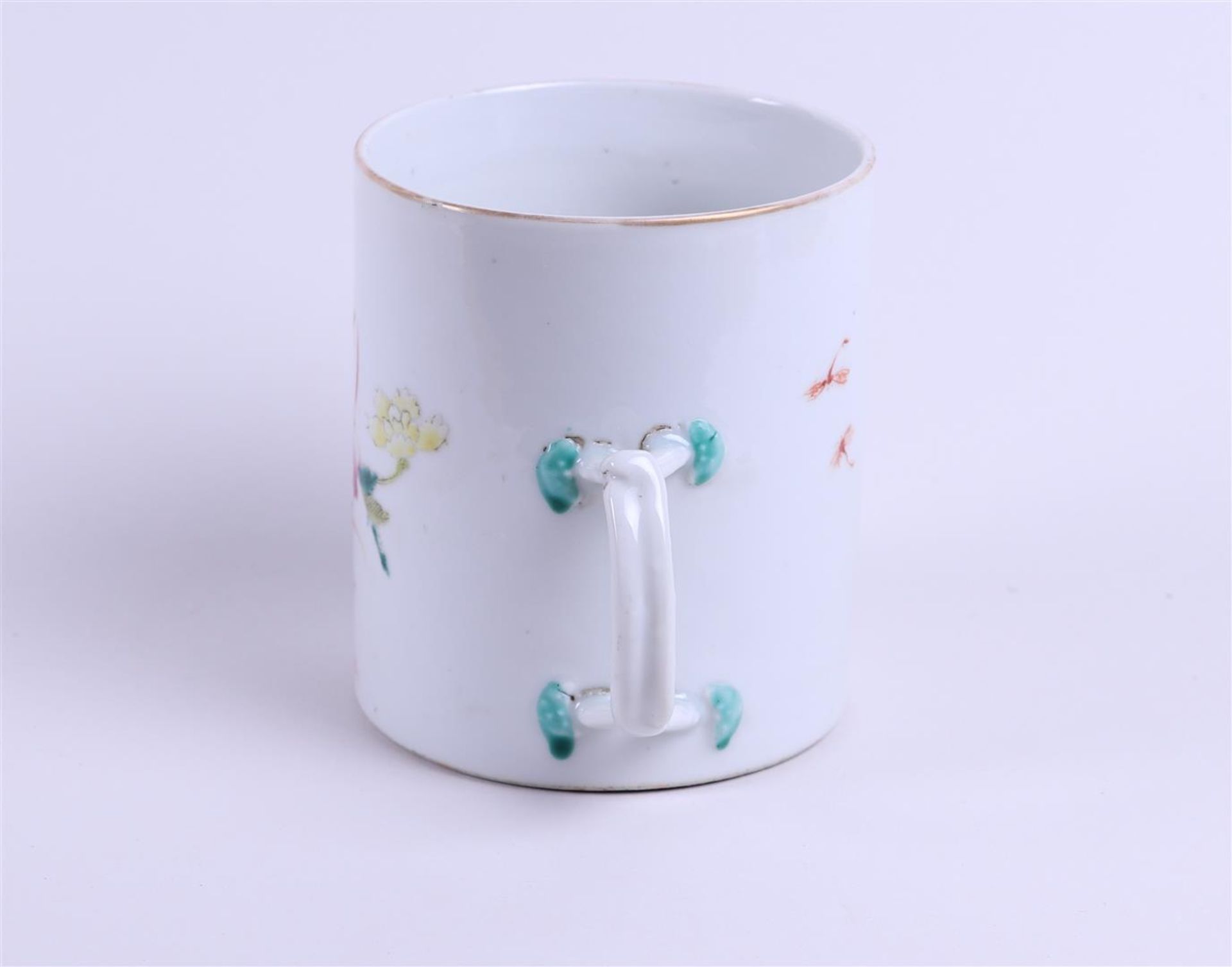 A porcelain Famille Rose cup with woven handle with rich floral decoration on rock decor with bird a - Image 3 of 5